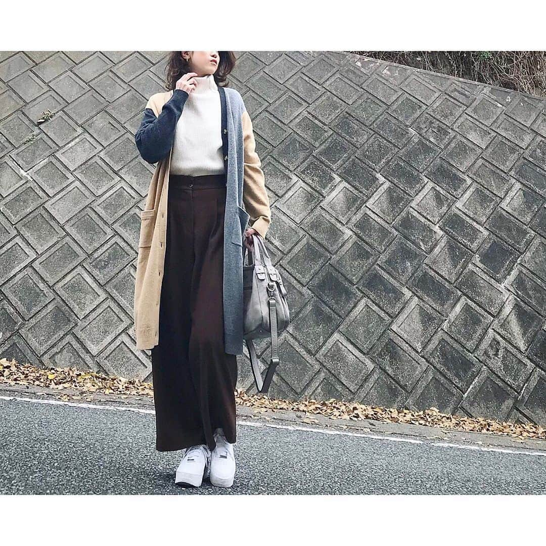 ryo0809appleさんのインスタグラム写真 - (ryo0809appleInstagram)「#coordinate ・ ・ ・ SALEで半額になってたブラウンのパンツ🍫 めっちゃ使いやすくて、買ってから既に何度も穿いてて、『コレは買ってよかった〜😆』と思ってるけど、昨日からの値下げで再入荷されてて買った時より更に2,000円値下がりしてるの見て地味にショック😭😭😂 ・ ・ ・ 今年も今日で最後。 やっぱりあっという間の1年だったー😑 今日はパパがじぃじとゴルフ⛳️に行ったので車がないから何しよう🤔 ・ ・ ・ #服記録 #先日のコーデ #いつコ #プチプラコーデ #プチプラファッション  #ママコーデ  #ママファッション  #アラフォーコーデ  #40代コーデ  #アラフォーママ  #kaumo_fashion  #locari  #ponte_fashion  #mineby3mootd  #ママスタ冬コーデ  #uniqlo  #plst #プラステ #ウォームリザーブツイルワイドパンツ  #hayni #ヘイニ」12月31日 7時44分 - ryo0809apple