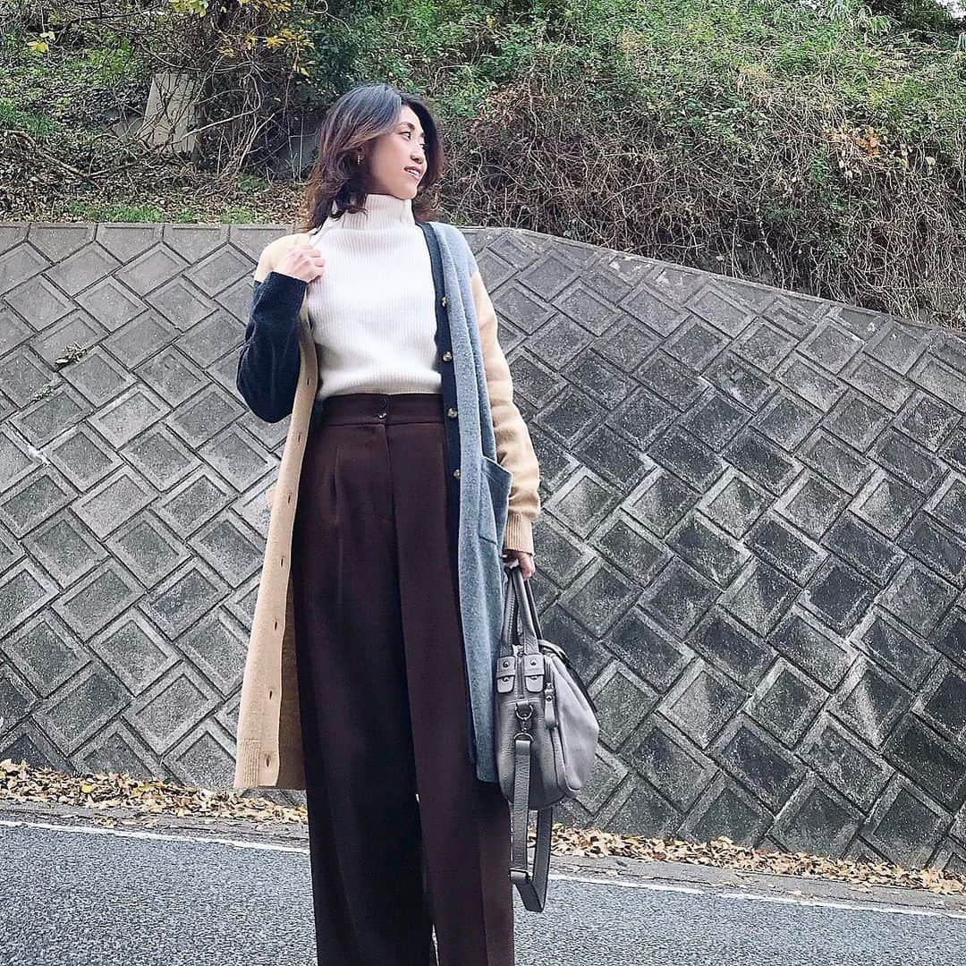 ryo0809appleさんのインスタグラム写真 - (ryo0809appleInstagram)「#coordinate ・ ・ ・ SALEで半額になってたブラウンのパンツ🍫 めっちゃ使いやすくて、買ってから既に何度も穿いてて、『コレは買ってよかった〜😆』と思ってるけど、昨日からの値下げで再入荷されてて買った時より更に2,000円値下がりしてるの見て地味にショック😭😭😂 ・ ・ ・ 今年も今日で最後。 やっぱりあっという間の1年だったー😑 今日はパパがじぃじとゴルフ⛳️に行ったので車がないから何しよう🤔 ・ ・ ・ #服記録 #先日のコーデ #いつコ #プチプラコーデ #プチプラファッション  #ママコーデ  #ママファッション  #アラフォーコーデ  #40代コーデ  #アラフォーママ  #kaumo_fashion  #locari  #ponte_fashion  #mineby3mootd  #ママスタ冬コーデ  #uniqlo  #plst #プラステ #ウォームリザーブツイルワイドパンツ  #hayni #ヘイニ」12月31日 7時44分 - ryo0809apple