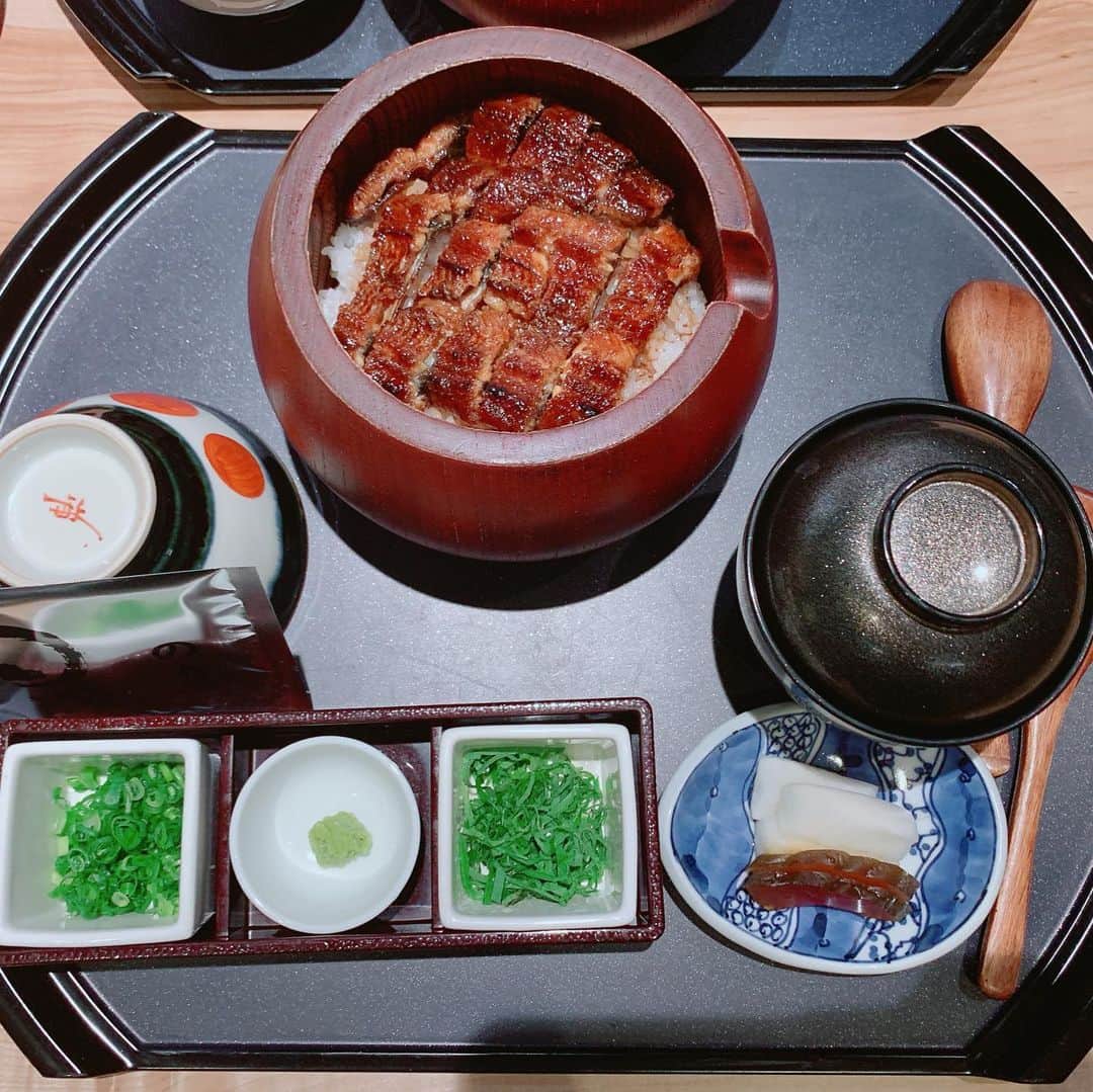 安田美沙子さんのインスタグラム写真 - (安田美沙子Instagram)「昨年も、今年も、年の瀬会えたのはこの方😊❤️大好きなまいまい。 @maikodeluxe ✨ うちのお料理の師匠なのです。 もう今年会えないかなって思ってたけど、奇跡的にタイミングが合いました😍 まいまいに会うと、パワーをもらう。うなぎも食べて、年越しに向けて元気を蓄えました！！ ついに、今日は大晦日。 ステキな年越しになりますように。皆さん令和元年、ご苦労様でした。良いお年を。。。 . . . #instagood #lunch #ひつまぶし #midtown #happy #thanks #tokyo #大好きな人 #早めのランチ #ミッドタウンが居心地がいい #大晦日なんて信じられへん #まいまいの食の写真が美しい」12月31日 7時48分 - yasuda_misako