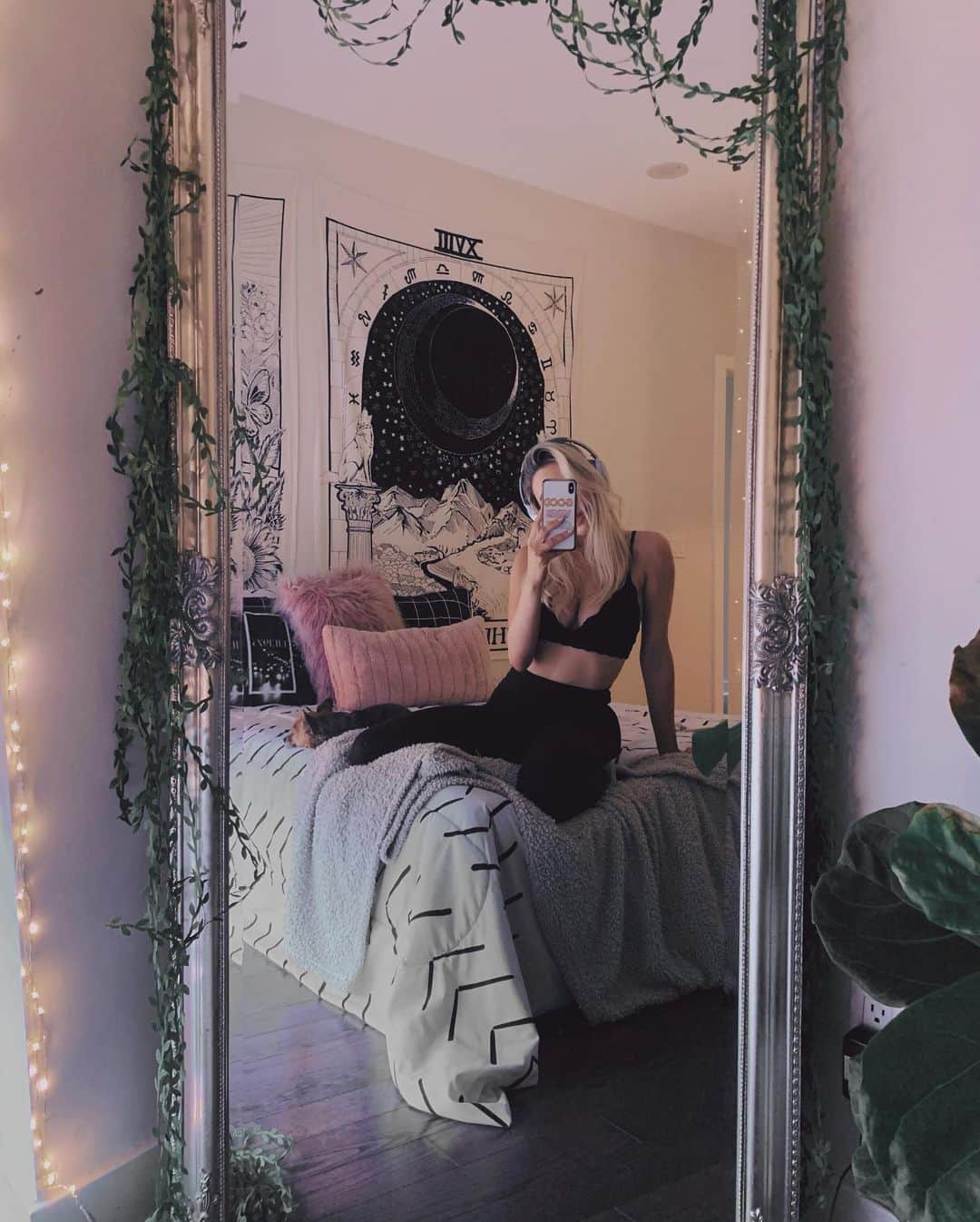 Kalyn Nicholsonのインスタグラム：「2019 + BODY POSITIVITY: warning, she’s a ramble — welcoming my body in all of its shapes and sizes has been a rocky road.  Like so many I’ve spent the greater part of my life counting calories, fighting natural cravings, documenting digits, ignoring my intuition, fighting my femininity and fleeing from my fears until my happiness was held hostage to the external validation and false security of a skewed perspective on bones and skin. So many pictures of moments tainted by my initial urge to pick apart and compare my body and face. What’s worse was the second beating of guilt that came with feeling like what I was posting and following online might be part of the problem.  I struggled to share more this year than ever because I started asking myself *why* any time I went to create something (then documented every answer that didn’t fall under the “outside validation” category and started using those for better guidance to create) I’ve spent 2019 doing a shiiiiit ton of deep healing so that I could share a happier/healthier message with more effectiveness and better transparency — I gained a healthy 10lbs back on my bones, I kept a journal for the times I found myself feeling disconnected from my body or mind and tried not to judge when I noticed myself admiring unhealthy standards and redirected my focus to healthier thoughts and role models instead.  In truth, sharing felt like it came second to searching this year but what I found in all those questions and curiosities was a better understanding of what I want to see more of, create, share and stand for in 2020! Feeling confident and comfortable in your mind, body and soul is the new decade mood; both on and offline, personally and professionally ✨ Our digital world is thick and it’s only getting deeper my friends — while I’ll always love when I notice my hard work paying off in the form of abs and may just post it, I want to feel just as full of love, pride and joy as a bloated Buddha bowl belly with no shame in sharing those angles too. In case you need to read it, you are beautiful and we all look better in certain poses, good lighting and online in general 🦋」