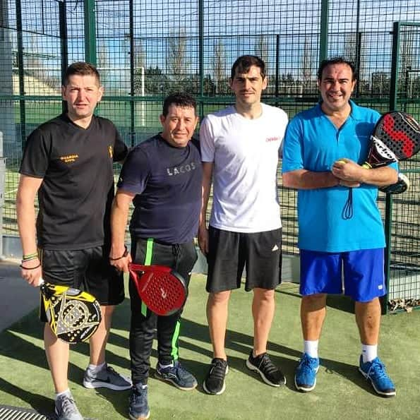 イケル・カシージャスさんのインスタグラム写真 - (イケル・カシージャスInstagram)「Clases de padel para Ramon y @zurdito37. Fuimos gentiles, no les cobramos las 2 horas de prácticas gratis. Vaya meneo!」12月31日 7時57分 - ikercasillas