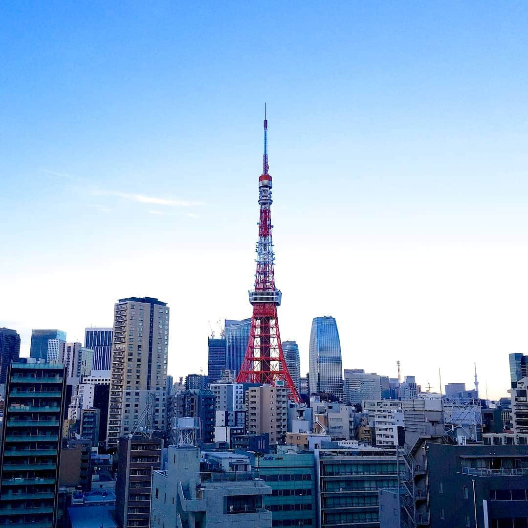 古村勇人さんのインスタグラム写真 - (古村勇人Instagram)「静かな朝。東京に出てきて20年が経ちました。今年も皆様からたくさんのご声援を頂きまして、ありがとうございます！さあ、これからふるさと富山へ帰ります。古村勇人の夢物語、来年も一緒に見て頂ける方を募集中です。  #古村勇人 #静かな朝 #朝 #青空 #空 #sky #東京 #上京 #ご声援 #ありがとうございます #ありがとう #ふるさと #富山 #高岡 #夢物語 #夢 #dream #募集中 #東京タワー #TokyoTower #日本電波塔 #シンボル #年末 #年越し #ゆく年くる年 #大晦日 #仕事納め #よいお年を #芝公園 #港区」12月31日 8時00分 - hayato.furumura