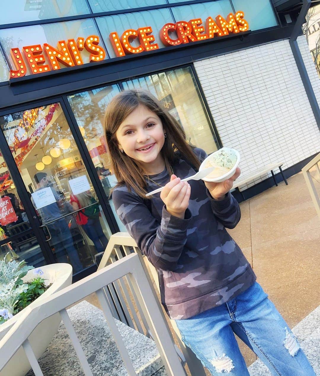 Angie Keiserのインスタグラム：「This was her 10th birthday lunch. As Cincinnati natives, Graeter’s was always our #1, but we’re now officially team @jenisicecreams 🧡 Sydneys favorite combo is green mint chip + coffee with cream and sugar 😋  And because we always get a lot of allergy questions when we post about ice cream shops, here’s how we approach it:  1. We KNOW there is always a risk of cross contamination. Period. There is. 2. We research before we go. I adore jeni’s for a million reasons but listing the allergens right on all the flavor cards makes me feel like they care 🧡 3. We go during non-peak times. Because if I have questions, I don’t want to slow them down from taking care of a long line of people. 4. We ask questions. We tell them about the allergies. And we ask if it’s possible to use a freshly cleaned scooper to minimize the risk of cross contamination. 4. We ask everything with genuine respect and a smile. We find that when we give it, 9 times out of 10, we get it back. 5. If we have any hesitation AT ALL, we walk. 6. We never ever go without epinephrine. Ever. If we ever realized we didn’t have it, we wouldn’t order. Period.  Hope that helps! Now tell us, what your favorite ice cream is 🍦」