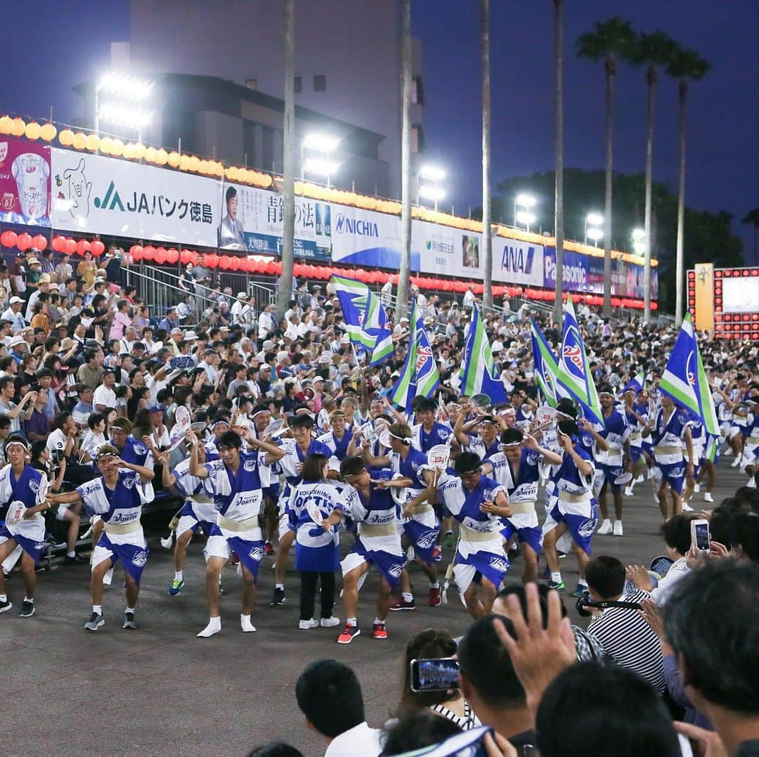 野村直輝のインスタグラム：「2019年、本当に本当にありがとうございました😊 良いお年をお迎えください！🙇‍♂️ #徳島ヴォルティス  #一陽来復 #徳島 #最高 #運転してたら動物出てくる #運転してたらＬやられる #松澤の家への出没率週3 #野村食堂 #徳島のご飯屋のサービス精神やばめ #飯うますぎ #人温かすぎ #あらたえの湯人多すぎ #ホームの前日昼飯は竹内製麺所 #ルーティン #阿波踊り #規格外 #すだち #無いと刺身食べたくない #すだちスカッシュうますぎ #すぐ酔っちゃう #ゆめタウン行くと話しかけられる #徳島駅周辺でも声かけられる #街のパーキングでも話かけられる #狭いぞ徳島 #良いとこ徳島 #県内どこに行ってもヴォルティス感 #頑張れない訳がない #F-connect #協力態勢半端ない #また絶対行く場所」