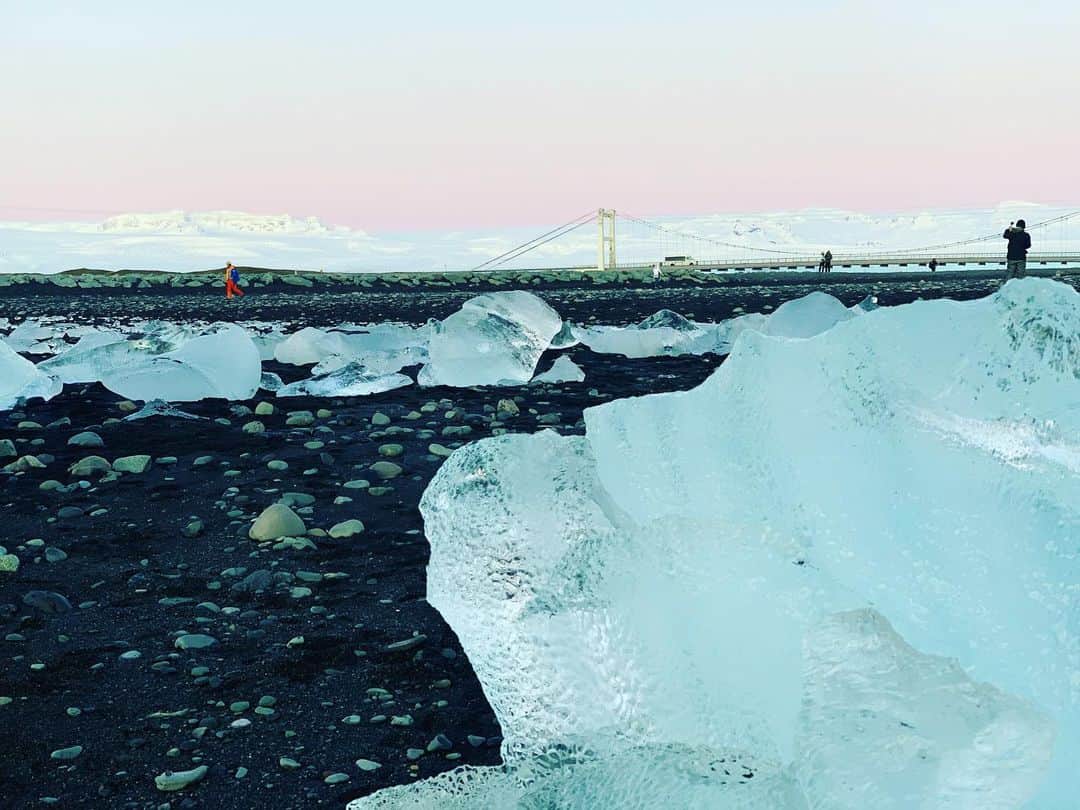 原田まりるさんのインスタグラム写真 - (原田まりるInstagram)「浜辺に流れ着いた流氷の形や色は一つづつ違っていました。波に削られた氷のオブジェのようでした！ #iceland #アイスランド #diamondbeach #sea #seaside #winterseason」12月31日 8時05分 - harada_mariru
