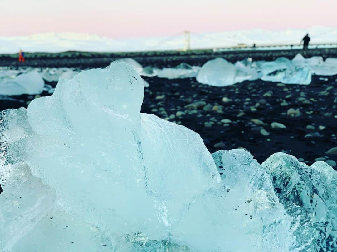 原田まりるさんのインスタグラム写真 - (原田まりるInstagram)「浜辺に流れ着いた流氷の形や色は一つづつ違っていました。波に削られた氷のオブジェのようでした！ #iceland #アイスランド #diamondbeach #sea #seaside #winterseason」12月31日 8時05分 - harada_mariru