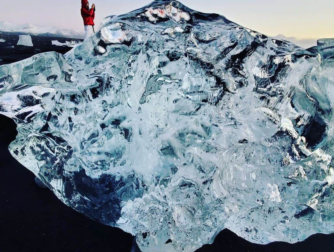 原田まりるさんのインスタグラム写真 - (原田まりるInstagram)「浜辺に流れ着いた流氷の形や色は一つづつ違っていました。波に削られた氷のオブジェのようでした！ #iceland #アイスランド #diamondbeach #sea #seaside #winterseason」12月31日 8時05分 - harada_mariru