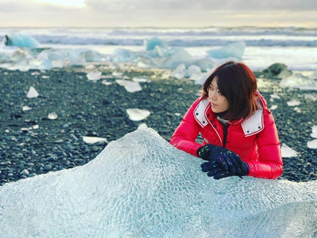 原田まりるのインスタグラム：「浜辺に流れ着いた流氷の形や色は一つづつ違っていました。波に削られた氷のオブジェのようでした！ #iceland #アイスランド #diamondbeach #sea #seaside #winterseason」