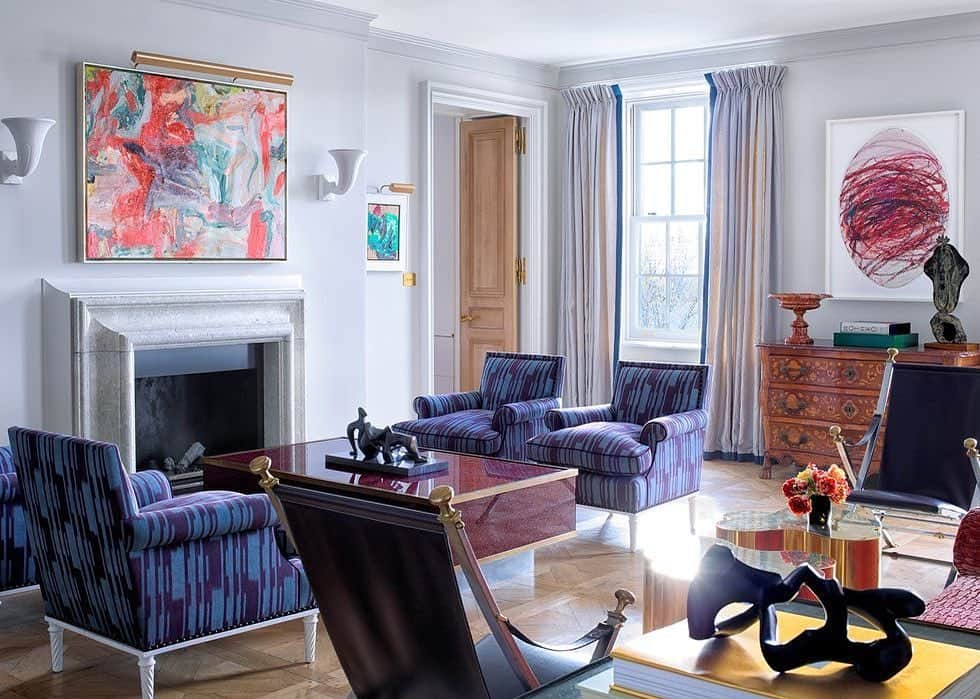 ELLE DECORさんのインスタグラム写真 - (ELLE DECORInstagram)「Museum-caliber treasures fill the Fifth Avenue prewar apartment ED A-Lister @emmajanepilkington designed for her mother, Carolyn, and her husband. The relaxed haven benefits from an abundance of light, which works well with a palette of soulful grays and carefully chosen upholstered pieces. In the living room, the four armchairs are covered in a @lamaisonpierrefrey silk ikat, and a bronze Henry Moore sculpture rests on a reverse painted–glass porphyry cocktail table from @geraldblandinc. A painting by Willem de Kooning hangs over a limestone mantel from @authenticprovence, and above an 18th-century chest from Cedric DuPont Antiques is an artwork by Cy Twombly. The curtains are of a @cecmilano linen.  Click the link in bio for the full tour, as featured in our January/February 2020 issue. Photography by @simonuptonphotos; Produced by @cynthiaefrank」12月31日 8時17分 - elledecor