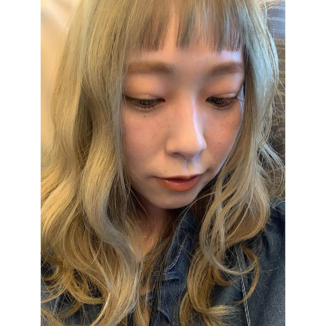 YU-U（工藤由布）さんのインスタグラム写真 - (YU-U（工藤由布）Instagram)「2019,12,31のアレンジ 青森🍎へ向かう🚄💨 波ウェーブ×オン眉すき🌀マスカラはオレンジ🍊 のんちゃん、みつたかくん待っててね〜✨ 毎年新青森まで迎えにきてくれる夫婦🥰 そのままWデート❤️楽しみ楽しみ😍 ・・・ #ヘアアレンジ #uアレンジ #ボブアレンジ #ミディアムアレンジ #ロングアレンジ  #uミディアムアレンジ #hairarrange #hairstyle #tcbsnap」12月31日 8時25分 - nyan22u22nyan