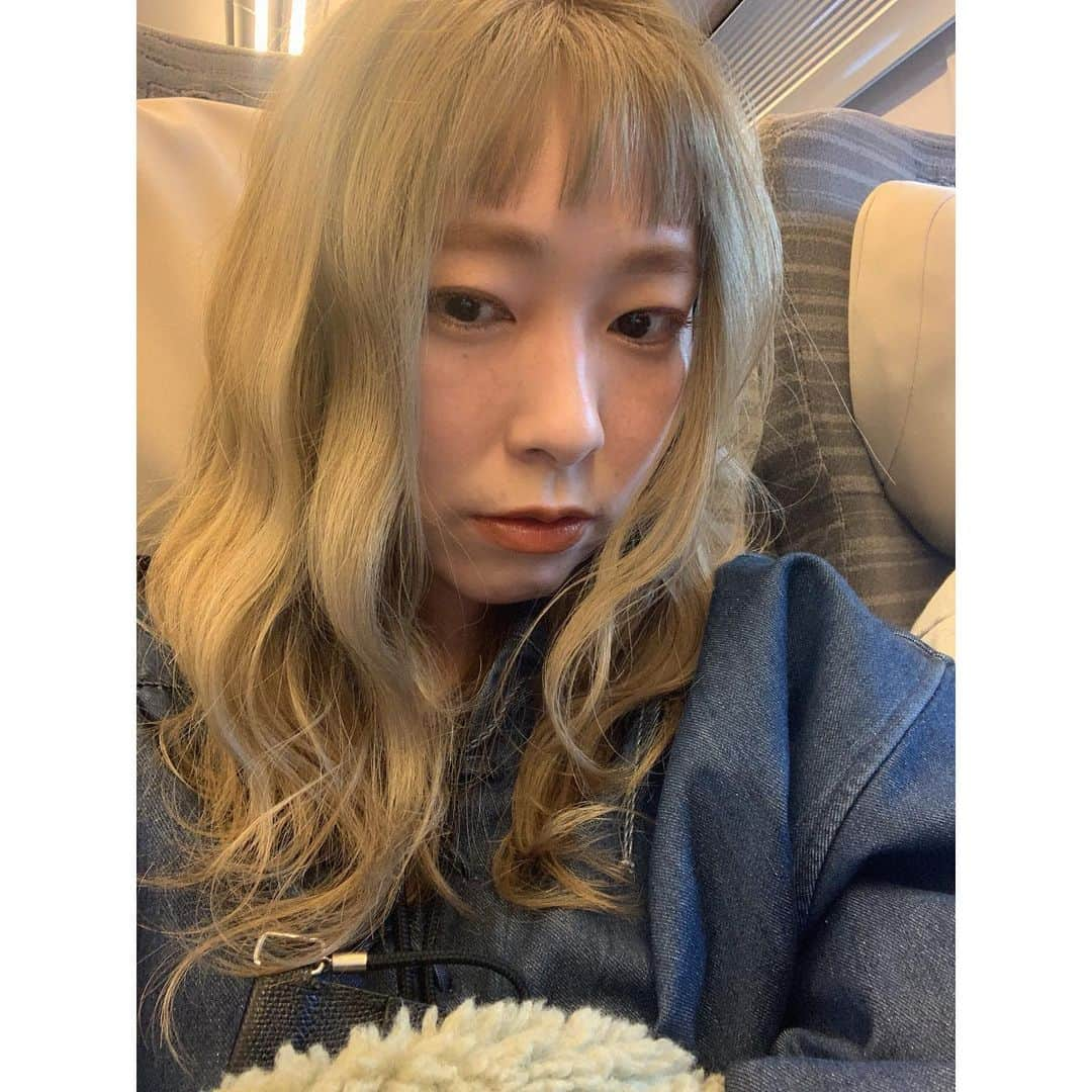 YU-U（工藤由布）さんのインスタグラム写真 - (YU-U（工藤由布）Instagram)「2019,12,31のアレンジ 青森🍎へ向かう🚄💨 波ウェーブ×オン眉すき🌀マスカラはオレンジ🍊 のんちゃん、みつたかくん待っててね〜✨ 毎年新青森まで迎えにきてくれる夫婦🥰 そのままWデート❤️楽しみ楽しみ😍 ・・・ #ヘアアレンジ #uアレンジ #ボブアレンジ #ミディアムアレンジ #ロングアレンジ  #uミディアムアレンジ #hairarrange #hairstyle #tcbsnap」12月31日 8時25分 - nyan22u22nyan