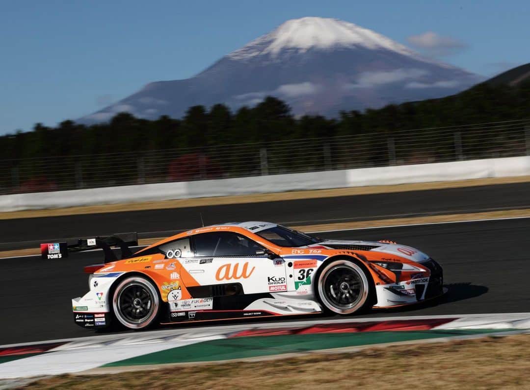 那津あやこのインスタグラム：「大好きなLEXUS LC500🧡﻿ ﻿富士山も綺麗に写ってて、 とってもご利益がありそう…😆 ﻿ もう大晦日かぁ…早いなぁ…﻿ 今日は、大掃除して終わりそう🧹✨﻿ ﻿ ﻿ 皆も暖かくして風邪ひかないようにね🌟﻿ 良いお年を🎍✨✨﻿ ﻿ ﻿ ﻿ #那津あやこ #あやや #rq #racequeen #レースクイーン #モデル #タレント #女子アナ #lexus #lc500 #富士山  #富士スピードウェイ #2019 #サーキット #車好きな人と繋がりたい #モータースポーツ #au #36 #model #talent #撮影 #japan #japanesegirl #car #motorsport #instagood #fuji #instagram #photography #followme」