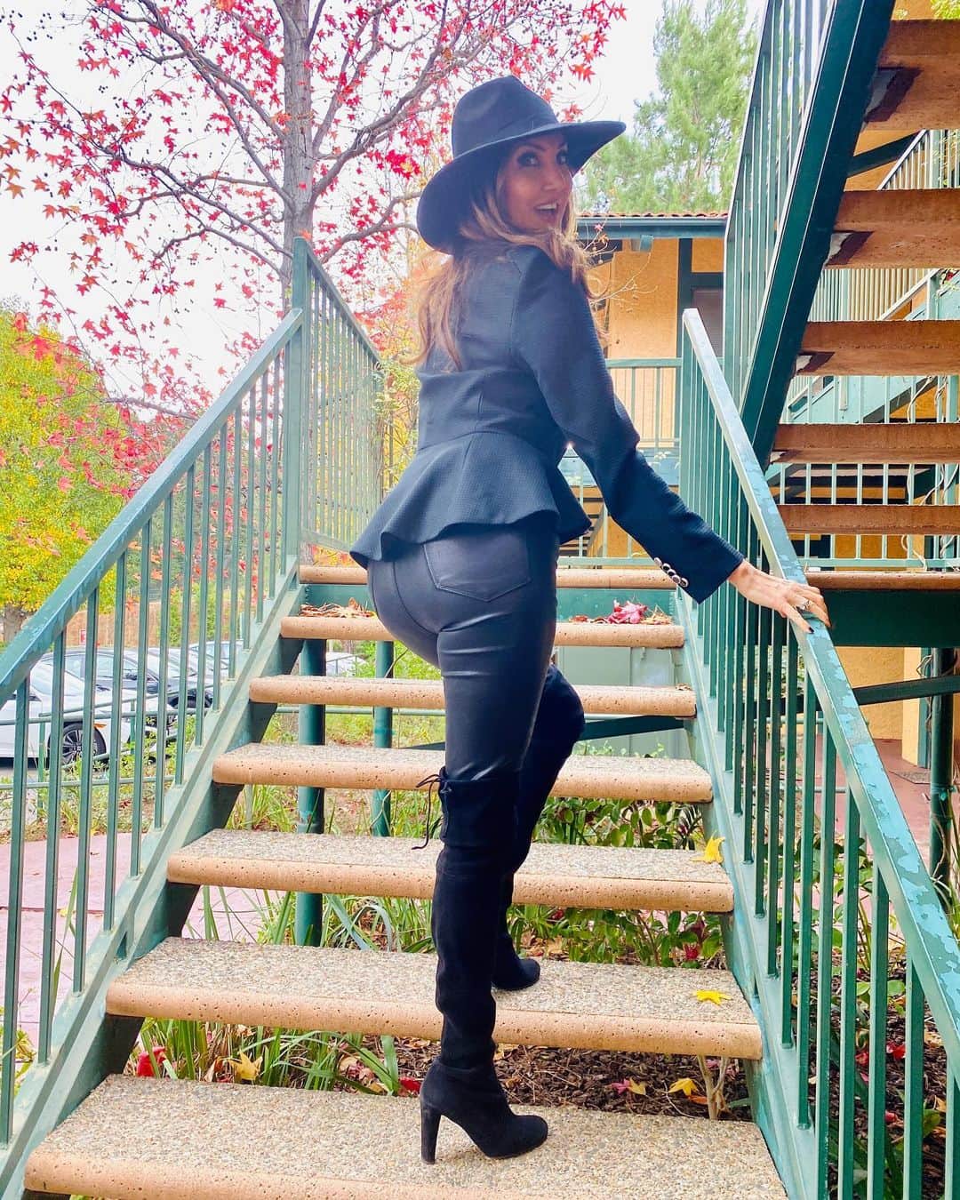 ヘザー・マクドナルドのインスタグラム：「I got a new ass for Christmas. Just kidding, it’s just a peplum jacket and the right angle. Everybody needs to pose like this to make your ass look large. I can not believe this is my ass. No filter. Rather than keep it a secret I’m sharing and doing my best #belfie」