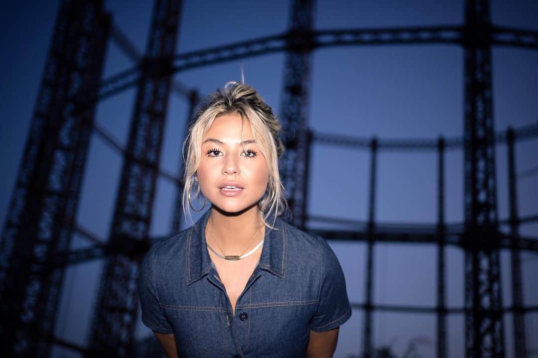 Mali-Koa Hoodのインスタグラム：「I have been celebrating my holidays in Australia and it’s clocked over to NYE here in the future! Wishing you all a safe and happy holiday with the ones you love. 2019 has been a wonderful year of growth and learning for me, I am very grateful to anyone who watched me live, listened to my songs and supported from near or far - thankyou!! See you on the other side xxx」