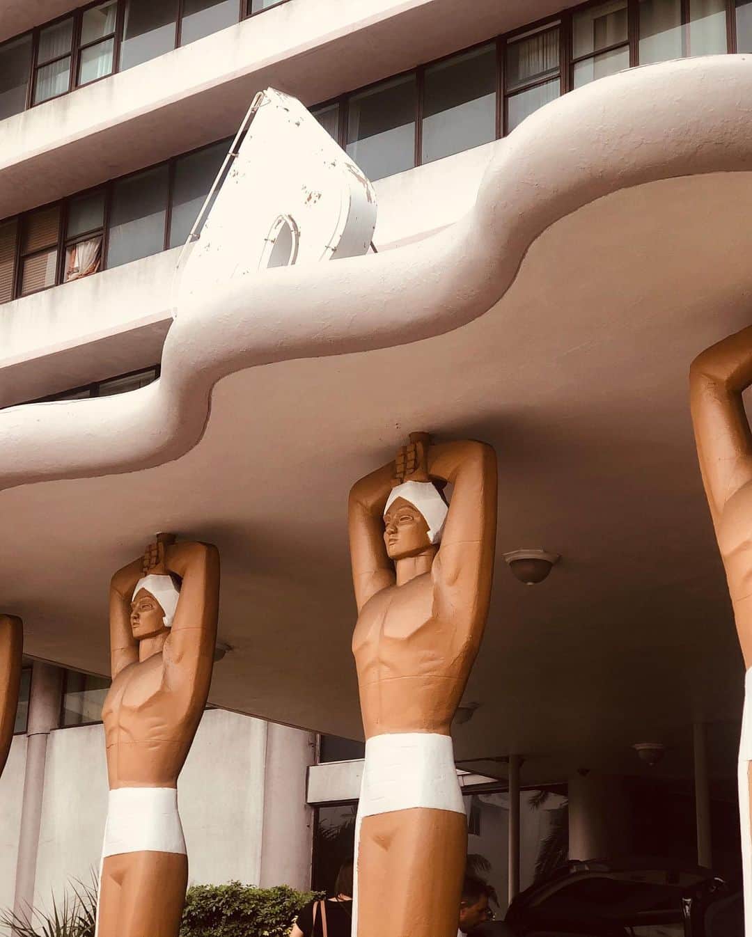 長尾悦美さんのインスタグラム写真 - (長尾悦美Instagram)「HOTEL Casablanca  アールデコ建築のホテルのひとつ。  かっこいい。  #miami  #アールデコ建築  #腕のポーズ間違えてた」12月31日 8時49分 - yoshiminagao