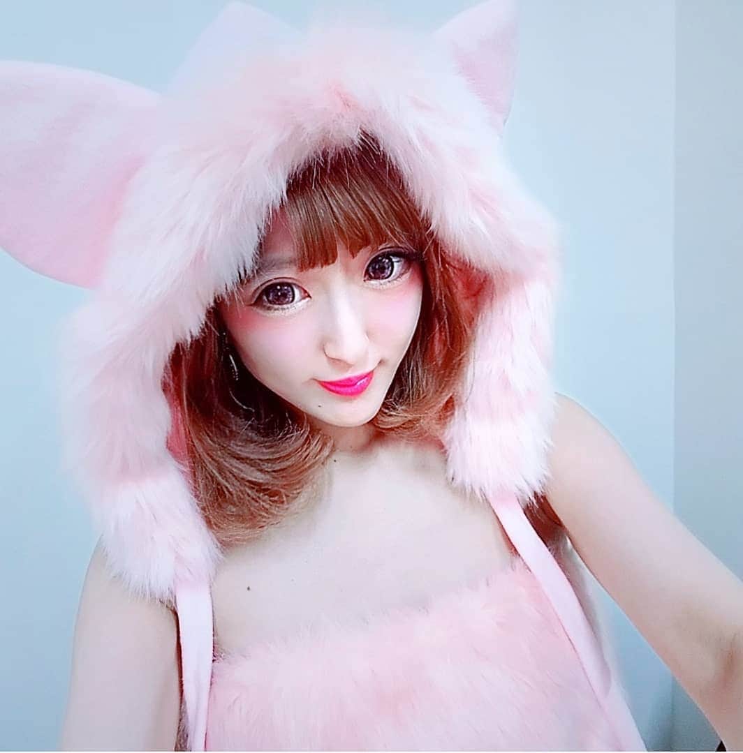 梁愛美のインスタグラム：「New Year’s Eve 2019…｡ ❥ ❥ Thank youfor me this year🐰💕 ❥ ❥ 【2019 aimi’s history】 ❥ ❥ 1月☞フジテレビ特番出演@激辛🌶/福島来店START👼 ↓ 2月☞サイイチ選手権1位🏆/芸能人女子フットサルリーグ⚽️ ↓ 3月☞高橋陽一カップ(キャプテン翼)⚽️ ↓ 4月☞芸能人女子フットサル@熊本遠征⚽️ ↓ 5月☞Hawaii旅行✈ ↓ 6月☞テレビ熊本(フジテレビ)出演📺/芸能人女子フットサルリーグ⚽️ ↓ 7月☞ MISS OKTOBERFEST 予選突破🏆 ↓ 8月☞ Birthday Live🎤 ↓ 9月☞ MISS KTOBERFEST 受賞🏆 ↓ 10月☞ 手術👨🏻‍⚕️ ↓ 12月☞ 芸能人女子フットサルリーグ 3位入賞⚽️/復帰Live🎤 ❥ ❥ 振り返ると…大変な事もいっぱいあったけどそれ以上に実りのある1年でしたぁ🙆🙆💮💯 ❥ ❥ 私に関わってくれた＆出会ってくれた全てのみんなに感謝🙏🏻💕 ❥ ❥ 2019年も大変お世話になりましまぁ💕 ❥ ❥ 良いお年を…♡♡♡ ❥ ❥ #artist #singer #talent #model #reachangels #OMIASHIchula #platinumproduction #aimiryou  #japanesegirl #kawaii #kawaiistyle #kawaiifashion #japanesefashion #instagramjapan #newyearseve #歌手 #激辛アイドル #激辛 #タレント #芸能人女子フットサル #キャプテン #背番号8 #アイドルユニット #リーチエンジェル #プラチナムプロダクション #梁愛美 #大晦日 #팔로우 #얼스타그램 #셀스타그램」