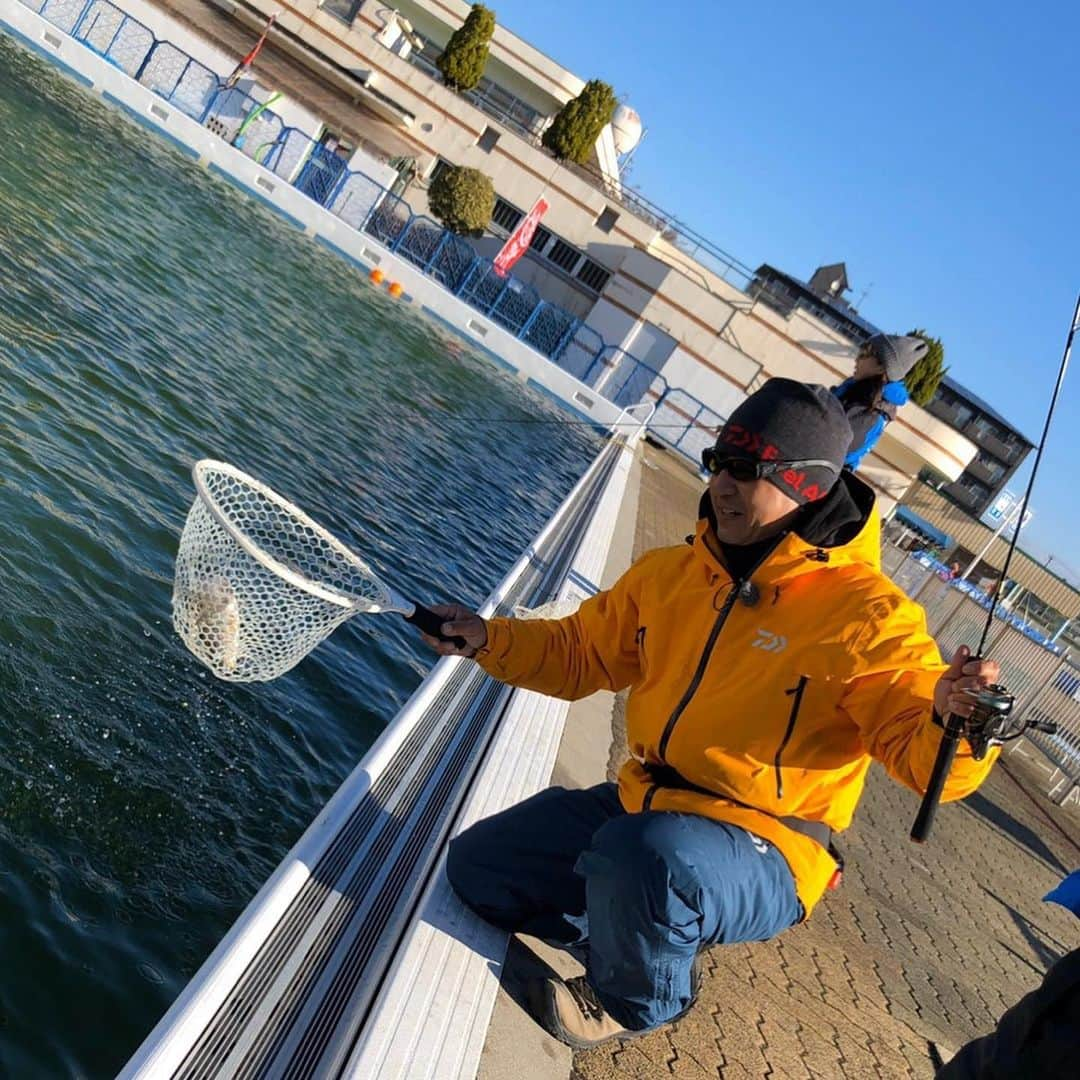 清水盛三のインスタグラム：「2019年の釣り納めは大阪府岸和田市にある夏場はプール、冬場はトラウト釣り場に変身する岸和田フィッシングパークでトラウト釣りに行って来ました🎣 久しぶりのトラウトやったけど入れ食いでちょー楽しかった😊 良いお年を迎えてください😃 2020年もよろしくね‼️ ・ ・ ・ #釣り納め #大阪府 #岸和田市 #岸和田フィッシングパーク #みんなにとって幸せな一年になりますように  #2019年もありがとうございました #2020年もよろしくです‼️」