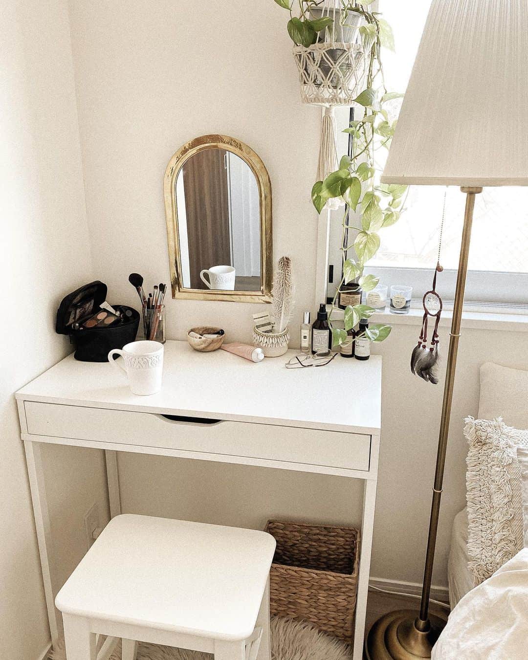 Manamiのインスタグラム：「Dressing table💄🤍🤍🤍 子供の頃からお母さんのを見て憧れてた ドレッサーをbedの横に🤍🤍🤍 @ikeajapan のPCデスクと思われるんだけど 小さめでちょうどいいサイズ😙👌🏽 スツールもスタンドライトもIKEA🕯 鏡はまだ買ってないからMoroccoで買ったやつ(小さい)笑 カーテンはまだない🙃笑 引っ越ししたばかりだから大掃除は簡単✌🏼 今年は日本で年越しです🇯🇵 ㅤ #マナシカの家 #dressingtable」