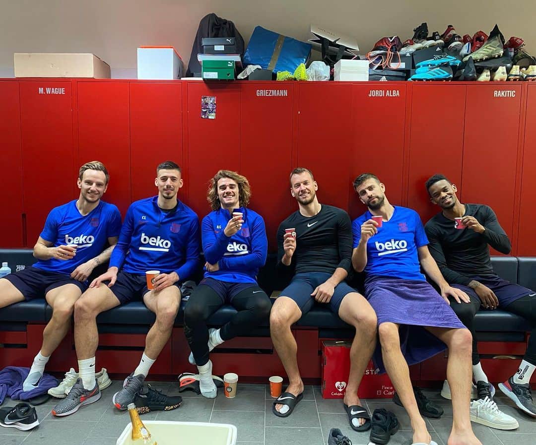 イヴァン・ラキティッチのインスタグラム：「Feliz año nuevo 😂🤷🏼‍♂️🍾🎇 @clement_lenglet @antogriezmann @netoomurara @3gerardpique @nelsonsemedo50」