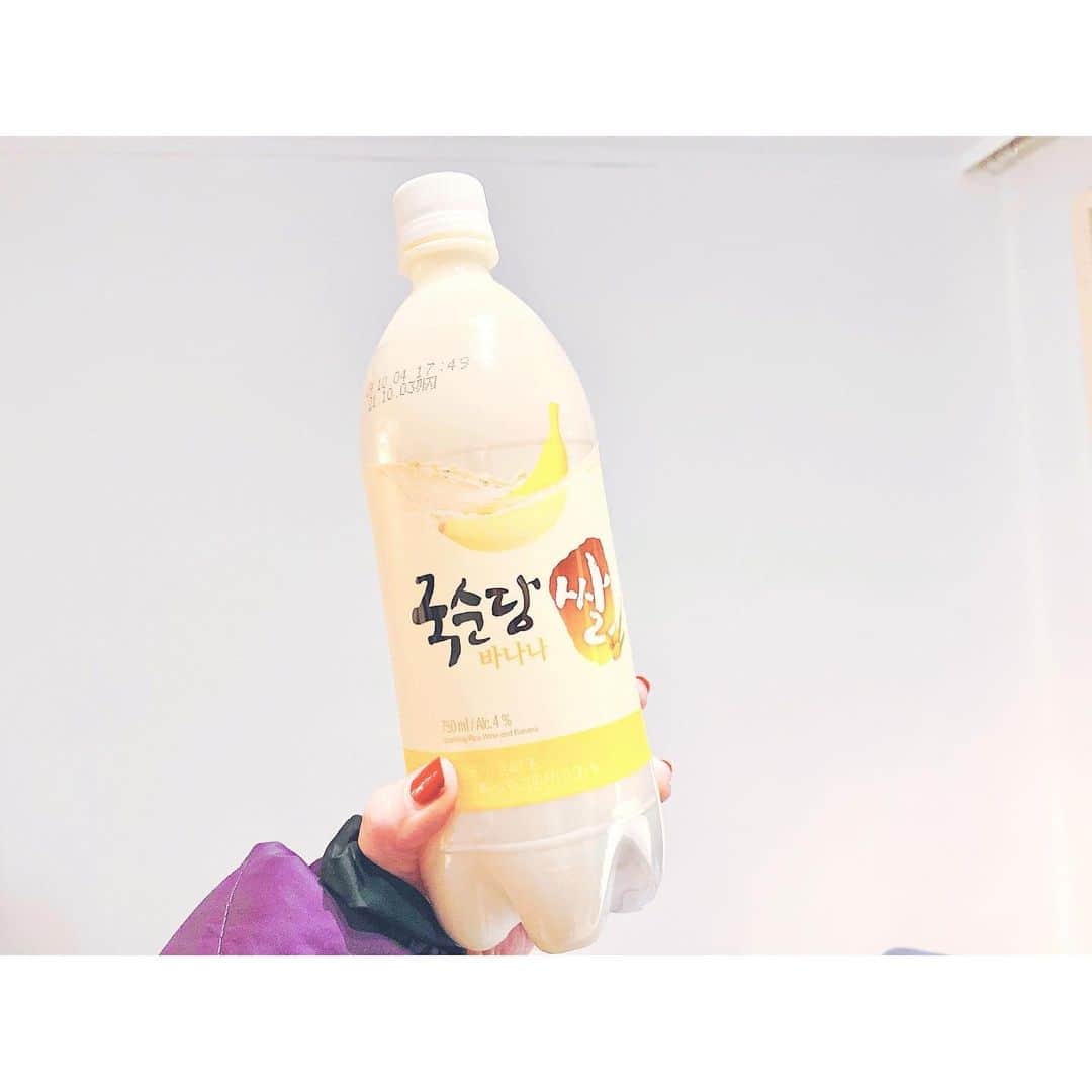 トリイクニコさんのインスタグラム写真 - (トリイクニコInstagram)「ソンジェがオススメしてくれたバナナマッコリ🍌🍌 . 完全に바나나우유お酒バージョン🍶✨ . これはグビグビ飲めて危ないヤーツですなw😂 だいぶ飲みやすいよ🍶 . #バナナマッコリ #バナナウユ好きは絶対好きw #韓国旅行  #🇰🇷いつメン旅 #kunikorea」12月31日 19時44分 - toriicamera