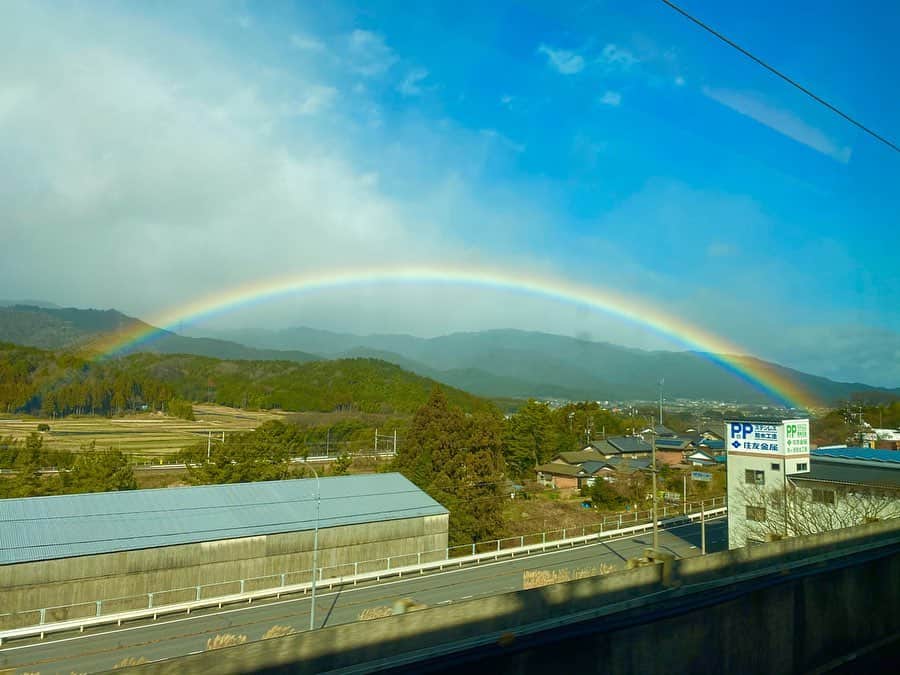 池江璃花子さんのインスタグラム写真 - (池江璃花子Instagram)「* 2019年、競技からは少し離れましたが、たくさんの応援本当にありがとうございました😊 帰宅途中、すっごく綺麗な虹と富士山を見られて、来年は良い1年になりそうだ！と思える大晦日です🌈🗻 2020年は今年1年の悔しさをバネにコツコツと頑張っていきたいです！ これからも応援よろしくお願い致します😌 2019→2020 #happynewyear  #子年　#🐭 #オリンピックイヤー #💙💛🖤💚❤️ #mtfuji  皆さんにとって素敵な1年になりますように🙏 良いお年をお迎えください🎍」12月31日 19時44分 - ikee.rikako