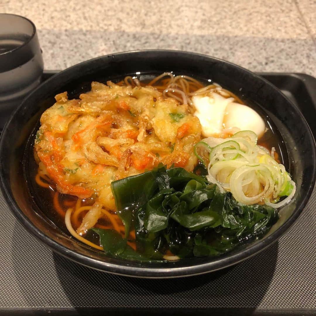 佐藤竜雄さんのインスタグラム写真 - (佐藤竜雄Instagram)「街の蕎麦屋はいずれも今日は店頭売りのみ。というわけで年越し蕎麦は安定の #富士そば #天玉そば #2019 #よいお年を」12月31日 18時23分 - seitenhyohyo