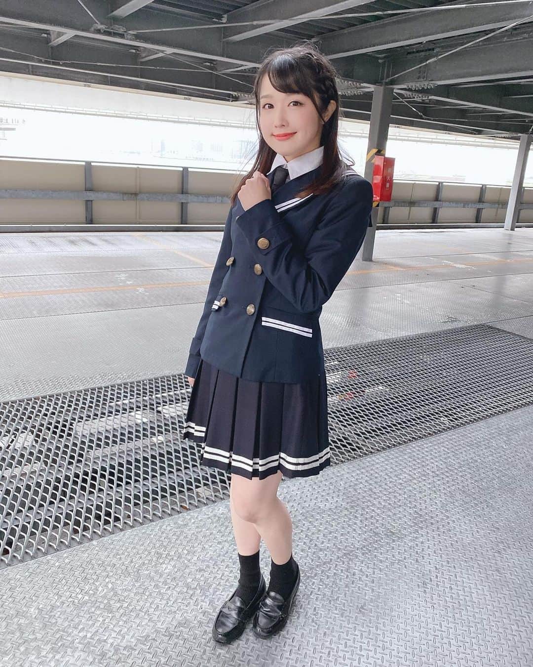 のインスタグラム：「アリスインアリスMetaLevel00243のジャケット撮影。  極寒の雨の中、みんなで震えながら撮りました。笑 これも今じゃ良い思い出。 この日でみんなの距離がぐっと近くなった感じがしました。  W主演の夏目綾ちゃん、葉月智子ちゃん。すごくプレッシャーがあったと思うけど2人ともとても素敵だった。 初舞台でこんな難役をやりきった夏目は、本当に本当に努力家で日に日に成長していってた。誰よりも本番前にアップして、油断せずに毎日全力でやり切ってました。  ちょもは天真爛漫な甘えん坊なユウがぴったりハマってましたね。 ちょもはとても甘え上手でみんなが可愛がりたくなる愛される子。そしてとても勘がいい。どんどん良い女優になっていくんだろうなって誰もが思ったと思う。  わたしに散々甘えてくる姿はもはや甥っ子ちゃんのようだったので、たくさん遊んであげました←  #アリアリデッドリー #アリスインアリス #2019年も終わりなので写真一気出し」