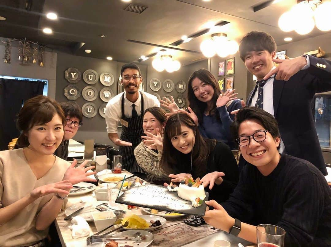 堀内大輝さんのインスタグラム写真 - (堀内大輝Instagram)「🎂 これもことしのうちに… もう1ヶ月も前になりましたが。 27歳の誕生日、たくさん祝っていただきました！ . 自分のために時間を割いて祝ってくれる… 改めて、なんて嬉しいことなんだー！感謝。 . 毎日、何か一つでもいいから 人に喜んでもらえること、 仕事ででもそうでなくても やっていきたいなぁと思う大晦日なのでした。 . #2019 #まとめ #5 #11月21日 #同期 #92年生まれ  #ありがとう #でもサイズ間違えたらしい #私MじゃなくてSです #会社に着て行ったらぶかぶかだって笑うのやめてね #こちらも同期で写真撮ってたら #大先輩 #卓田アナ #乱入！ #おれも同期 と言いながら#大盛り上がり #バースデープレート #スイーツ #チャーハン大好き #バースデーチャーハン #ワイン #フレンチプレス #コーヒー好き  #usagiya #徳光珈琲 #大晦日 #誕生日 #birthday」12月31日 18時24分 - hbc_daikihoriuchi