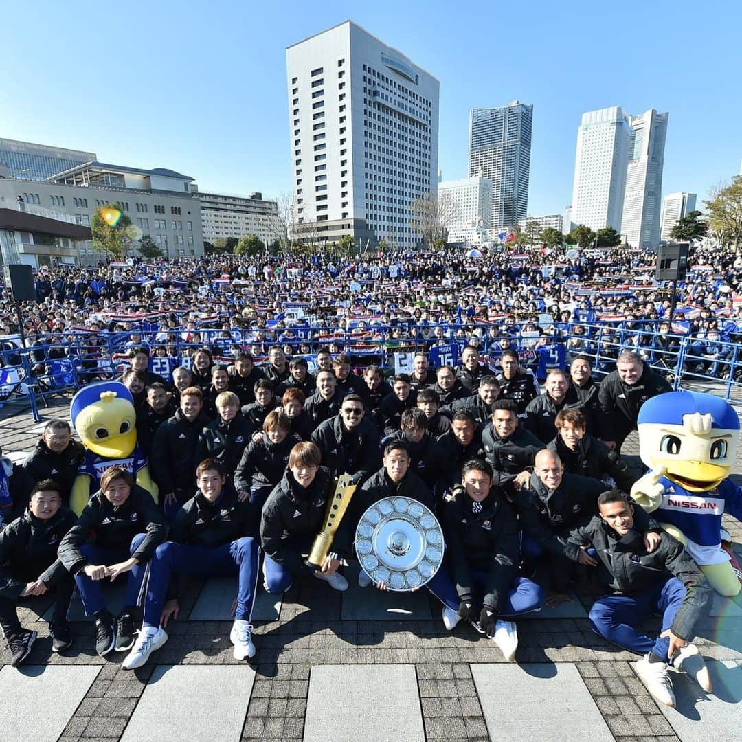 扇原貴宏のインスタグラム：「今年1年、自分の周りのいろんな方のおかげで本当に素晴らしい1年になりました！  自分がずっと目標にしてきたタイトルを取ることもできました！  本当に全ての人に感謝してます！ ありがとうございました！  来年は今年以上にいい年にできるように、頑張ります！  それでは良いお年を。  #横浜Fマリノス #マリノスファミリー #最高 #来年もよろしくお願いします」