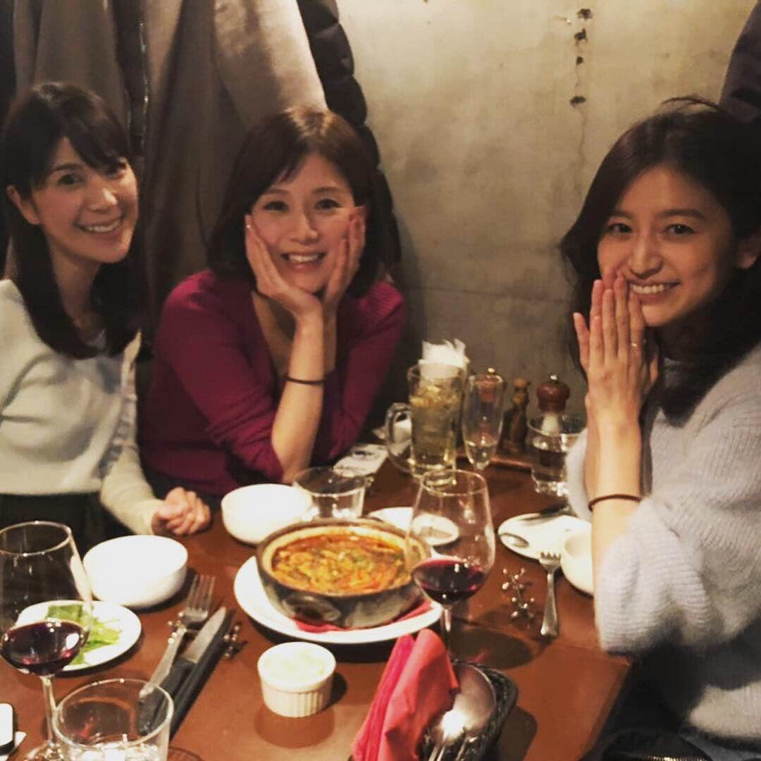 八木ひとみのインスタグラム：「2019も良く集いました😌 お付き合い5.6年目にして、ご飯にしか行ってないことが発覚して驚愕😳笑 野球観戦に軽井沢旅行にとステージの上がった1年でした🙌  #NBOG #出会った時は 20代 #あっという間の30代 #載せきれない写真 #とはいえほぼご飯 #有地佐哉香 #荒木麻里子 #上野優花 #吉村優」