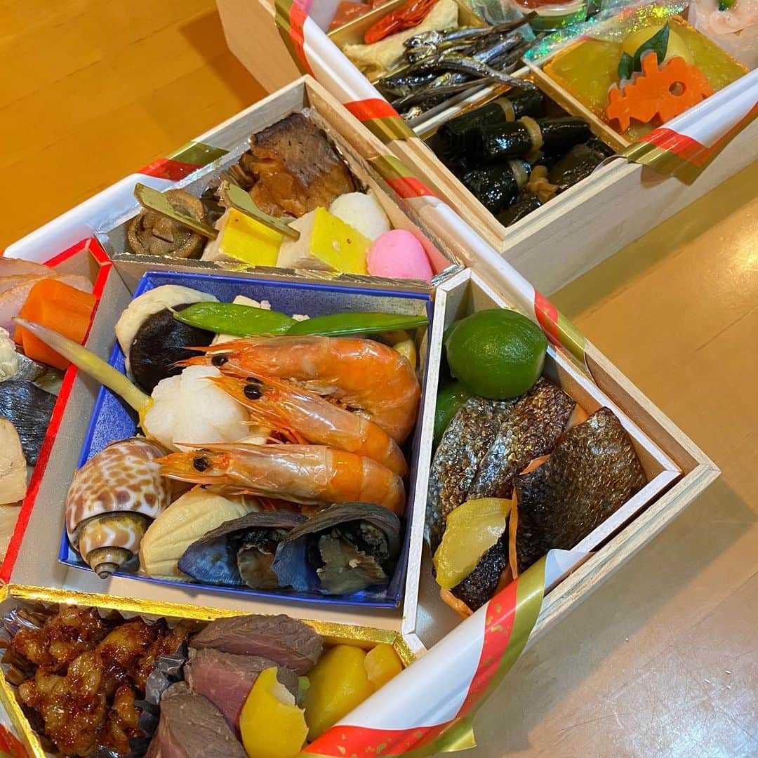 野間美由紀さんのインスタグラム写真 - (野間美由紀Instagram)「冷蔵のおせちが昨日届いたので、年越し蕎麦と一緒にいただくことにします。」12月31日 18時31分 - rose_m