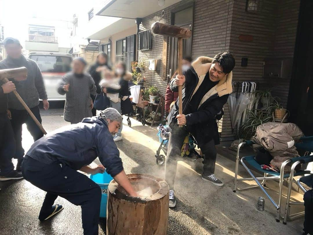 小宮山尊信のインスタグラム：「餅つき🎌  今年は去年設立した会社の不動産業登録も済み、これから目指す事業を支えてくれる仲間とも出会え、来年を楽しみに一年を終える事ができました！  引越しなどで僕に声をかけてくれた方々、チーム関係者やサポーターの方まで本当に嬉しかったです。ありがとうございました。  来年はHPも開けますので 株式会社ALLSWELL頑張ってやっていきます。」