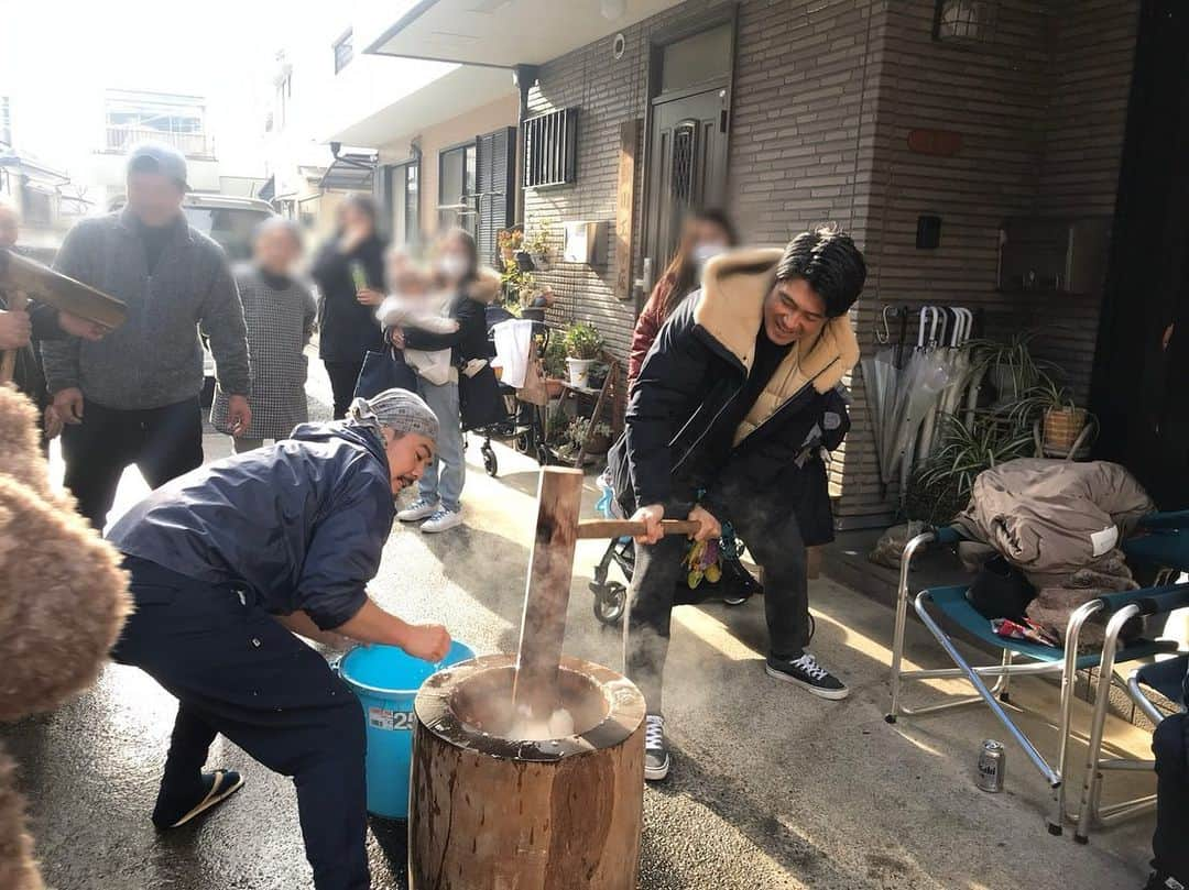 小宮山尊信さんのインスタグラム写真 - (小宮山尊信Instagram)「餅つき🎌  今年は去年設立した会社の不動産業登録も済み、これから目指す事業を支えてくれる仲間とも出会え、来年を楽しみに一年を終える事ができました！  引越しなどで僕に声をかけてくれた方々、チーム関係者やサポーターの方まで本当に嬉しかったです。ありがとうございました。  来年はHPも開けますので 株式会社ALLSWELL頑張ってやっていきます。」12月31日 18時31分 - takanobu_komiyama