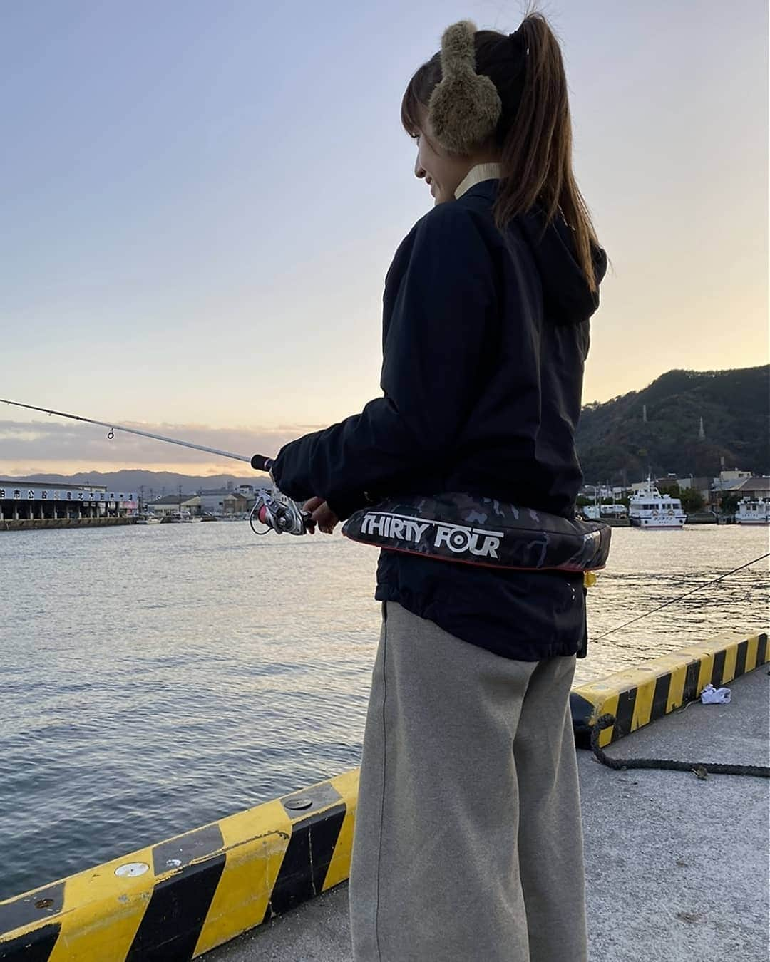 岩野理沙さんのインスタグラム写真 - (岩野理沙Instagram)「今年釣り納め🐟  可愛いコノシロちゃんでした 😂😂😂❤️ おちび🐟 来年は大物釣りたいなぁ💕  少しの時間でも ふらりと釣りに行ける 環境に感謝✨✨✨😊 #釣り #動画 #釣りガール #釣り好き #釣り女子 #sea #釣果 #thirty34four #fishing #GUIDEPOST LHR-57 #ライン「ピンキー0.25」 #ワーム「キメラベイト」 #ダイヤモンドヘッド 2.5g #釣り納め #コノシロ #saiki  #oita　#いわのり釣り」12月31日 18時41分 - risaiwano