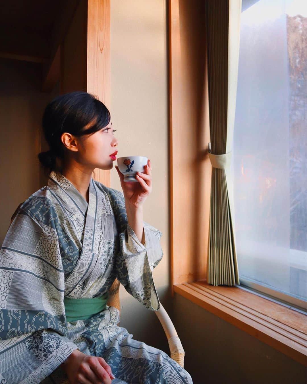 中島奈津希さんのインスタグラム写真 - (中島奈津希Instagram)「👘♨️🍵﻿ ﻿ ﻿ ﻿ ﻿ ﻿ ﻿ 年末年始は旅館でゆっくり過ごしてます♨️﻿ ﻿ ﻿ ﻿ ﻿ ﻿ 2019年は大変お世話になりました！﻿ ﻿ 私と関わってくださった方々には﻿ 本当に本当に助けられてばかりでしたが﻿ 皆さまのおかげで﻿ 素敵で充実した1年になりました！﻿ ﻿ ﻿ ﻿ 来年も宜しくお願いします♡﻿ ﻿ ﻿ ﻿ ﻿ ﻿ ﻿ 今はご飯まで#ガキ使 見てるの！﻿ こんなにゆっくりテレビ見たの久しぶり過ぎて﻿ めちゃくちゃテンション上がっております😏💭📺❤️笑﻿ みんなも素敵な年末を🥺❤️﻿ ﻿ ☁️☁️☁️☁️☁️☁️☁️☁️☁️☁️☁️☁️☁️☁️☁️☁️﻿ #nagano#長野#長野県#帰省#お正月休み ﻿ #浴衣#露天風呂#長野旅行#おなつ浴衣」12月31日 18時42分 - nakajima_natsuki