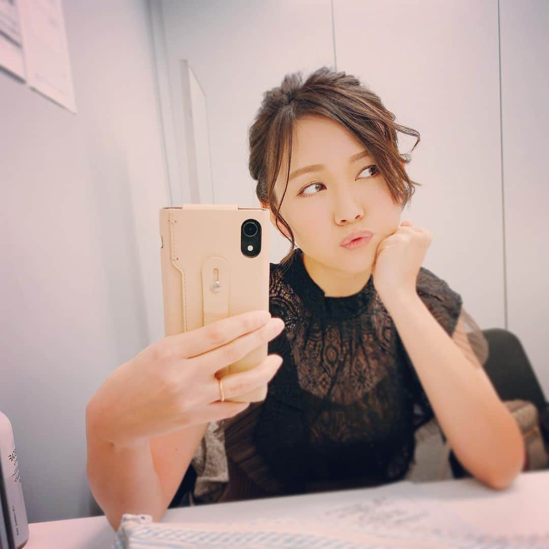 虎南有香さんのインスタグラム写真 - (虎南有香Instagram)「皆様、2019年もありがとうございました🥰🙏💗 今年も家族で過ごす事の多かった1年👨‍👩‍👧💞Happy過ぎた2019年に感謝して2020年を迎えたいと思います☺️❤️ 今年も12時まで起きていられるかな😂😂笑 皆様、良いお年をお迎えくださいね🎍☀️」12月31日 18時35分 - konanyuka