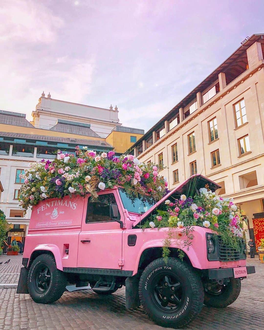 pomeloのインスタグラム：「𝒫𝒽𝑜𝓉𝑜 𝒷𝓎 @wanderforawhile  #pomelocamera #pomeloapp #pomelocam #photographer #sunflower #photography #flower #pink #pinkcar #bright #pinkhouse #flowercar #wheel #car」
