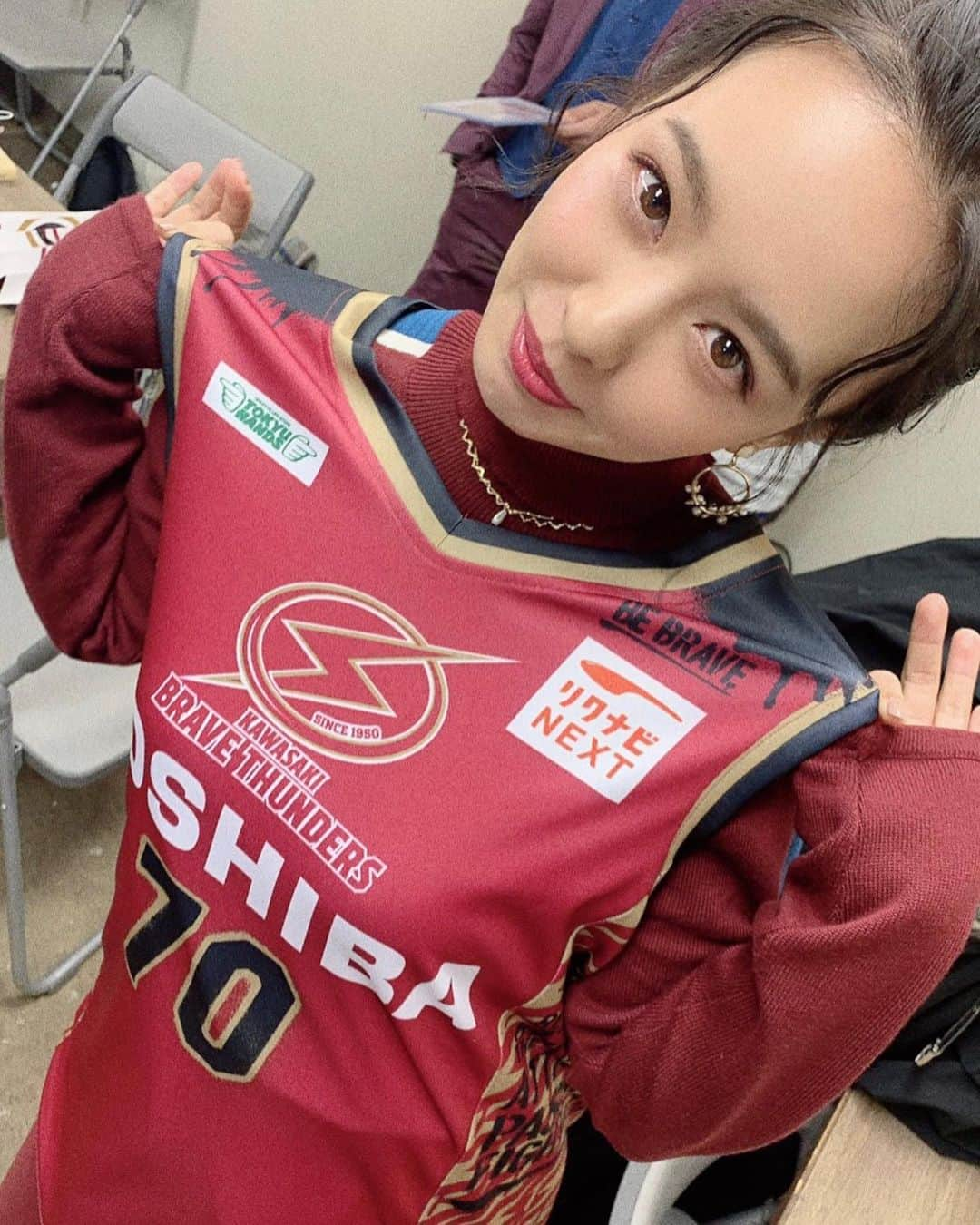 山田菜々さんのインスタグラム写真 - (山田菜々Instagram)「#川崎ブレイブサンダース の応援に行きました☺️✌︎﻿ バスケの試合を近くでみるのがあんなに楽しいとは...！﻿ ﻿ ルールもほぼ知らなかったけど、応援もしやすいし﻿ ダンクシュートだったり何ポイント入ったかとかも﻿ すっごくわかりやすくてあっという間だった...🥺♡﻿ ﻿ そしてなにより迫力すごかったです🙄﻿ 動きが早すぎて何度かボールを見失った🤦🏻‍♀️笑﻿ ﻿ でもとにかくかっこよかったです。﻿ バスケ最高でした🥰﻿ ﻿ スポーツはいつだって危険と隣り合わせだけど﻿ その熱意を見ていたらもうこれでもかっ！というくらい﻿ 感じて気付けばより魅了されていました...😭❤️﻿ ﻿ 楽しかった〜😉✌︎」12月31日 18時37分 - tannana.yamada