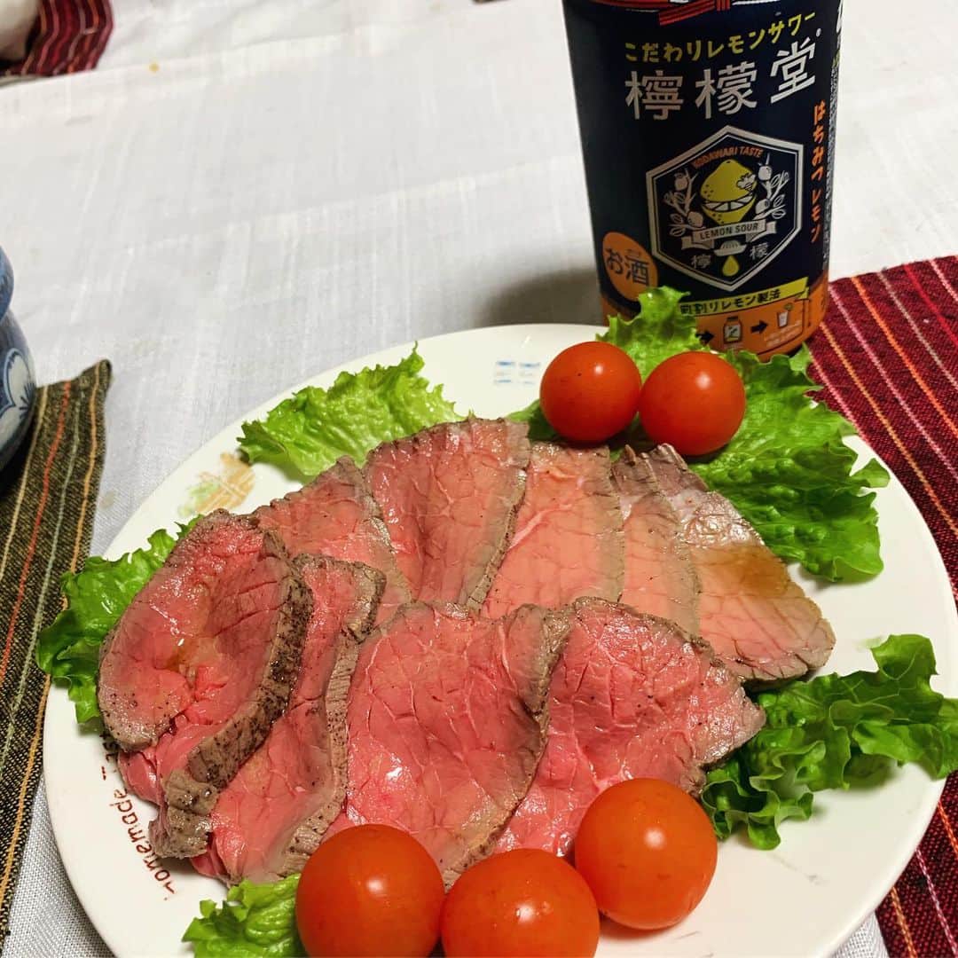 奥山レイカのインスタグラム：「毎年恒例、お手製ローストビーフと檸檬堂のはちみつレモンです🙌❣️ 皆さんよいお年を😌✨ #檸檬堂 #レモンサワー #はちみつレモン #ローストビーフ #料理 #酒すたぐらむ #いえのみ #いえごはん」