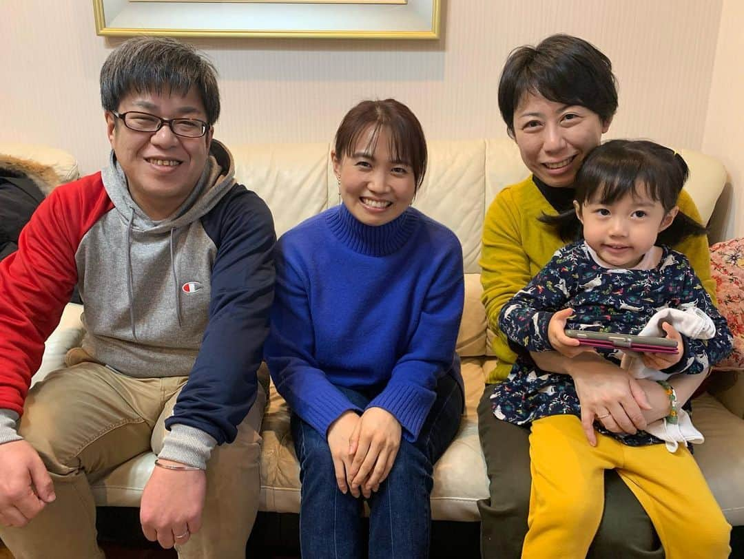 平野 早矢香さんのインスタグラム写真 - (平野 早矢香Instagram)「2019年ももうまもなく終わりますね・・・ 皆さんはどんな一年でしたか？？ 私にとって2019年は選手と同じように全力で突っ走った一年でした🏃‍♀️ メディアではスポーツコメンテーター・キャスター・解説・ラジオ出演、そして全国各地での卓球教室・トークショー・講演・スポーツイベントなどなど、本当にやりがいのあるお仕事をたくさんいただきました🙇‍♂️そしてプライベートでは英語の勉強と、トレーニングや遺伝子検査をしながらの自分の体調管理に意識して取り組みました💪自分の目標レベルには達していませんが、とにかく自分のできるベストは尽くしたかなぁと思います😅来年はもう一つギアを上げて成長していきたいですね👍 そしていつも応援してくださる皆様に御報告です✨もうすでにご存知の方もいらっしゃると思いますが、この度「東京オリンピックの聖火ランナー」として選出していただきました‼️‼️私は2008年の北京オリンピック、2012年ロンドンオリンピック二回のオリンピックに出場しましたが、聖火ランナーを務めることは初めてなのでとっても嬉しいです😆✨✨走らせていただくのは地元栃木県‼️‼️それもまた本当に嬉しい😍今回の聖火ランナーを通して、ロンドンでメダルを獲って地元の鹿沼市でパレードをさせていただいた記憶を今一度思い出しながら、そして栃木県の皆さんと東京オリンピックの成功を祈りながら走りたいと思います✨ 私のお仕事は多くの方々のサポート、そして何よりも卓球選手を含む多くのアスリートの皆さんの活躍がなければ成り立たないお仕事でもあります。 素敵な方々に囲まれてお仕事ができ、沢山の友人に囲まれて楽しいプライベートを過ごすことができ感謝の気持ちでいっぱいです😌 今日は実家で一年間を振り返りながら、家族と楽しい年越しにしたいと思います😆本当に一年間ありがとうございました🙇‍♂️ #2019年 #充実の年 #写真は #帰省しました #鹿沼駅 #卓球を始めた時の先生 #関山秀夫先生 #そしてご家族の皆さん #いつも温かく #今でも応援してくれています #感謝 #皆さん #良いお年を」12月31日 18時39分 - sayakahirano0324