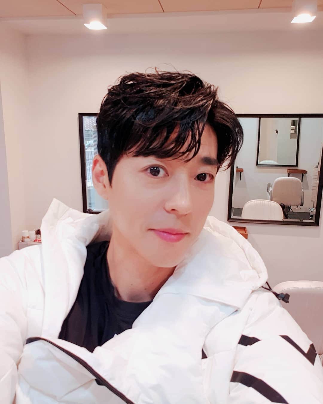 ソ・ジソクのインスタグラム：「2019년 모두 고생하셨습니다. 2020년 모든분들 가족의 건강과 행복 기원합니다~ 새해복 많이 받으세요^^ 이제 40살ㅠㅠ #핸섬타이거즈 #서지석 #불혹」
