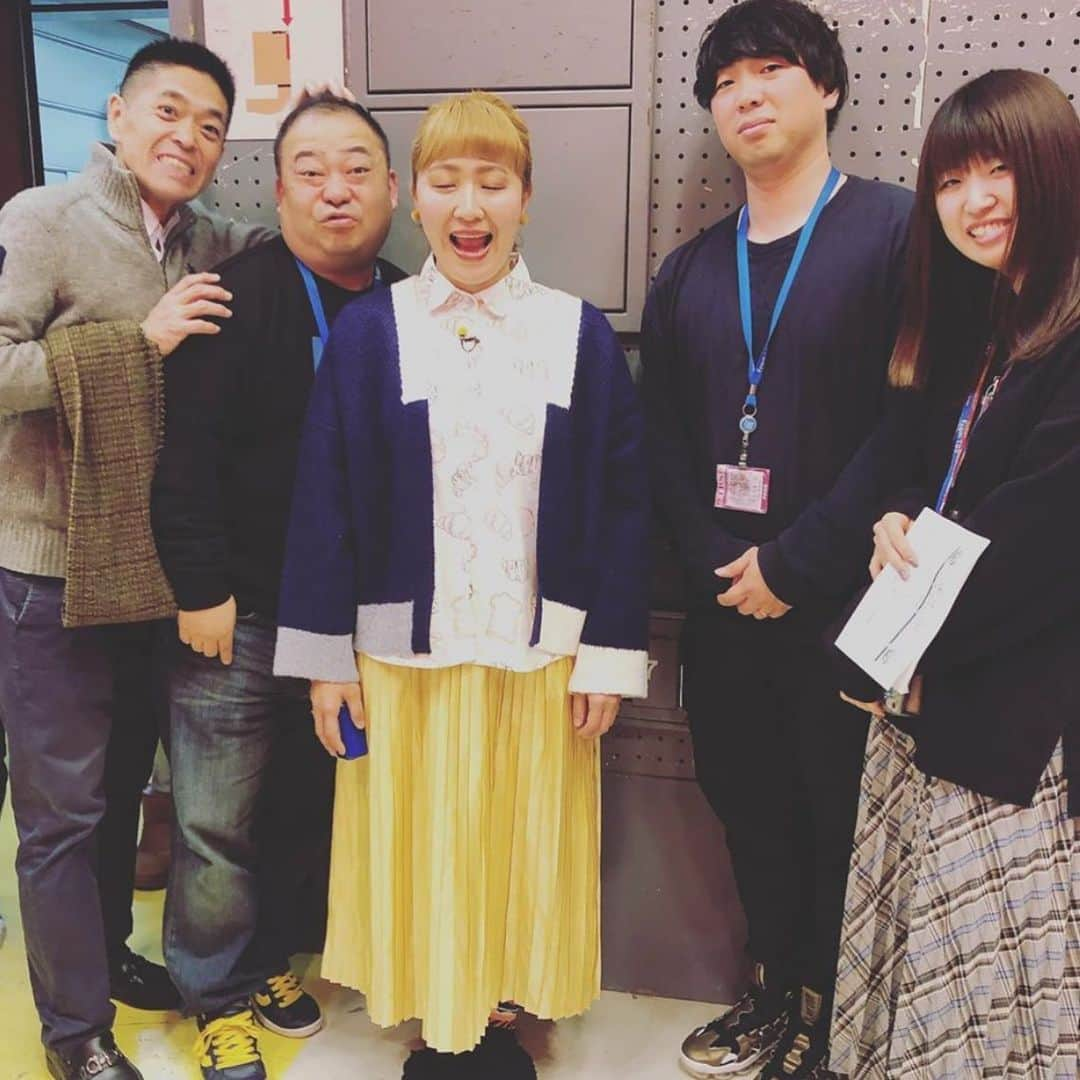 丸山桂里奈さんのインスタグラム写真 - (丸山桂里奈Instagram)「まだお仕事納めではありませんが、みんなだいぶ集まったので😊🌈ちーむホリプロ😍🍀🍻いつもありがとうございます。そして、これからもよろしくお願いします🐑🧤🍀 2019年もみなさま、大変お世話になりました。ありがとうございました😊😌こんなわたしを目で見てくださり、感謝しかありません。 2020年も、フルパワーでいきます。明るく笑顔で元気よく、あと、爽やかに😹🧤🍀よろしくお願いします。 #残り１日 #また明日 #わたし寝てる #ドンマイ #2020までまもなくだ #ちーむホリプロ #ホリプロ愛 #みなさま2019おせわになりました #いい意味で #インスタバエ」12月31日 18時44分 - karinamaruyama