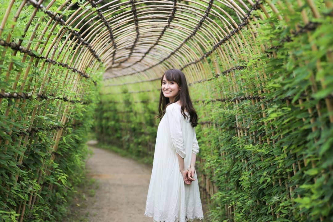 白井珠希のインスタグラム：「* * 大晦日ですね。 今年も、ドラマやイベント司会、モデル、映像作品など、様々なお仕事を経験させていただきました！ 中でも #小坂明子45周年 に参加できたことは、一生ものの大きな宝物になりました。今思い返しても、夢のようなひと時でした🐰🌙 * そして、プライベートでは結婚しました。 穏やかに幸せな日々を送っています。 2019年は、人生において忘れられない1年になりました💗 * 気にかけて下さったすべての方へ、本当にありがとうございました。 みなさま、良いお年をお迎えください🍀 * * #instagramjapan #goodbye2019 #instagood #portraitphotography #instapic #me #newyearseve  #大晦日 #ゆく年くる年 #振り返り #今年もお世話になりました #令和 #令和婚 #来年もよろしくお願いします」