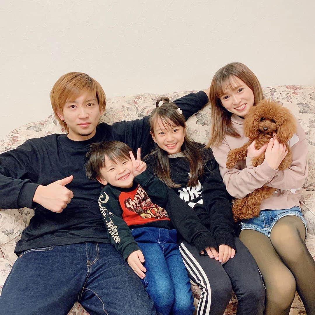 町田亜里香のインスタグラム：「2019年はお世話になりました♡♡ 2020年も、齋藤家を よろしくお願いします😌❤️ なんかわたしめちゃめちゃ顔丸く映ってんだがww 変わってないですよ🥰笑 . . #2019年 #2020年 #良いお年を」