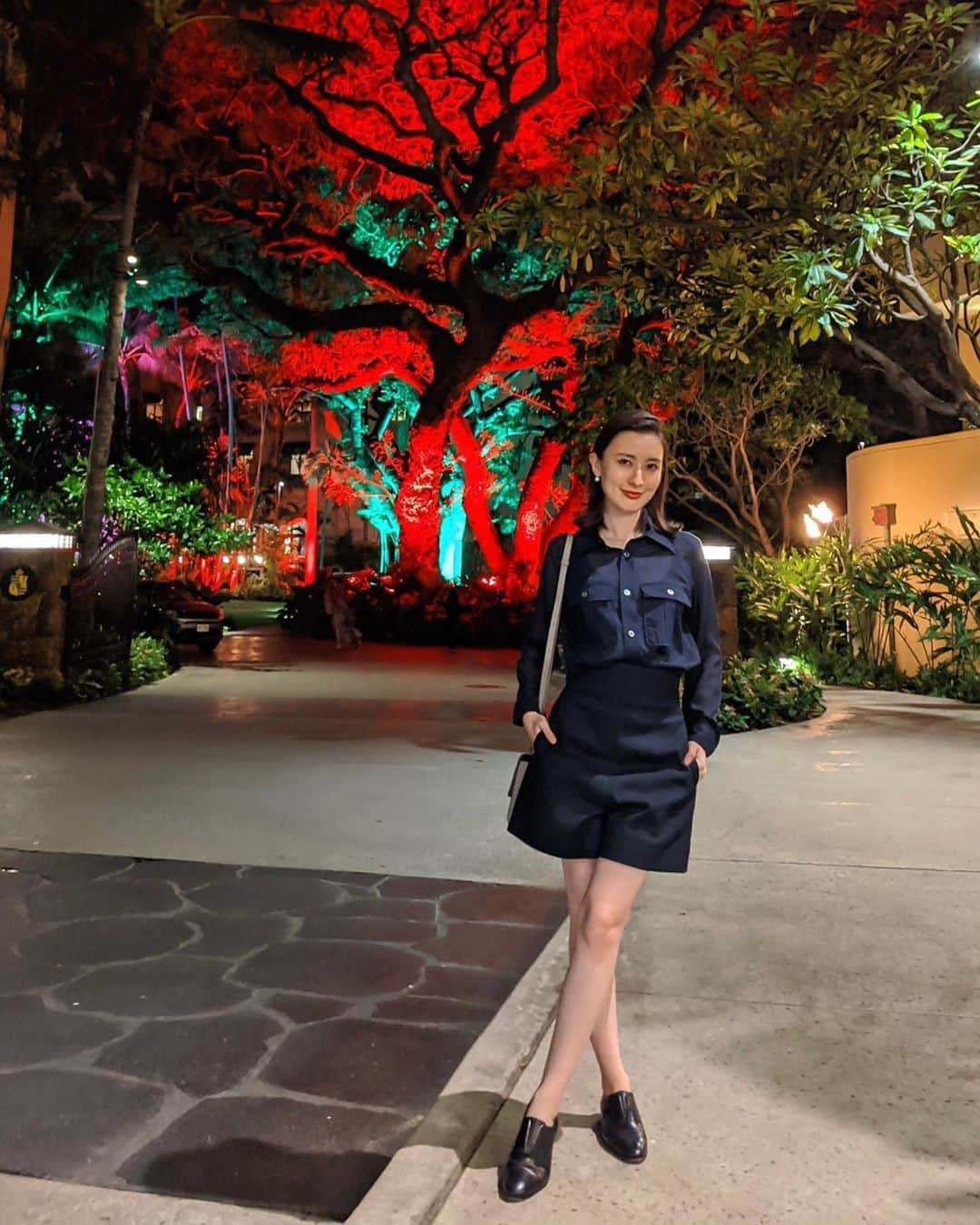 前田紀至子さんのインスタグラム写真 - (前田紀至子Instagram)「色んなところを旅したり、目一杯お仕事させて頂けたりと2019年もよき1年でした。  いつも優しく温かく見守ってくれているお友達やお仕事でお世話になった皆さん、Instagramでいいねやコメントして下さった方々はもちろん、ご覧頂いているフォロワーさまにも感謝申し上げます。2020年が其々にとって素晴らしい1年になりますことを。 …なんてしみじみ思いつつ、ゆっくり過ごす大晦日。 ホリデー仕様のロイヤルハワイアンはロマンティックにライトアップされていて息を呑みました。  Pixel4の夜景モードの凄さに惚れ惚れしつつ（あとはアオって撮ってくれた母に感謝しつつ）来年はもっと使いこなせるようになりたいし、他にも目標いっぱい。明日の朝に願い事や抱負を書き出さなくちゃ！  それではどうぞよいお年をお迎えくださいませ。 #ロイヤルハワイアンホテル #royalhawaiian#pixel4 #googlepixel4#hanro#CHInitialsInsignia#CHInsignia#carolinaherrera#キャロリーナヘレラ#madisonblue#前田紀至子世界の旅#ハンロ」12月31日 18時59分 - ki45m