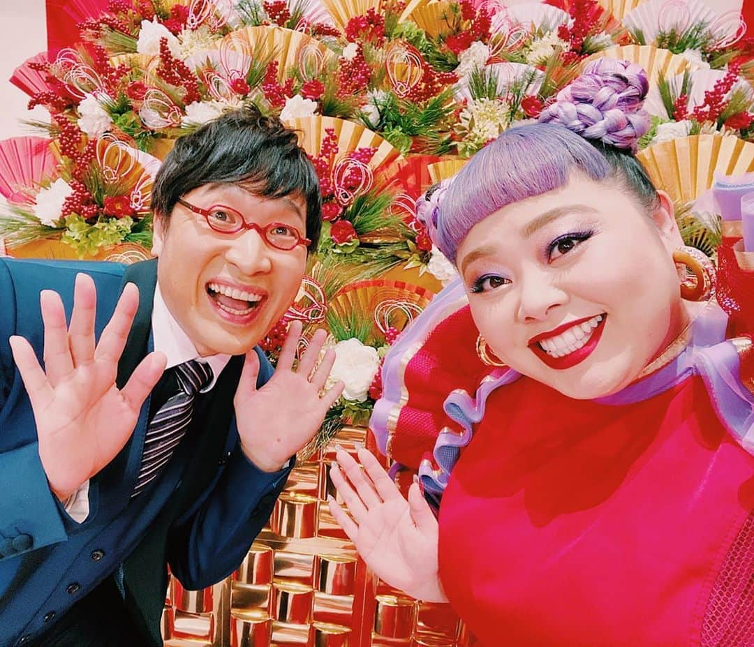 渡辺直美さんのインスタグラム写真 - (渡辺直美Instagram)「第70回NHK紅白歌合戦 ウラトークも 聞いてね見てね🥰❤️」12月31日 18時59分 - watanabenaomi703