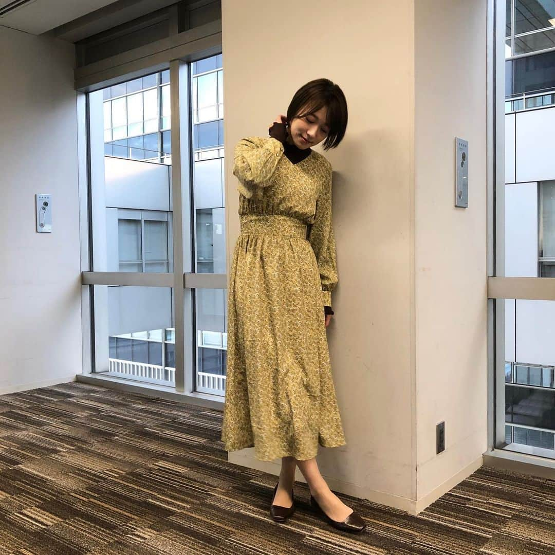 フジテレビ「めざましテレビ」さんのインスタグラム写真 - (フジテレビ「めざましテレビ」Instagram)「12月27日（金）きょう何着て行く？ ・ ファッション雑誌CanCamとコラボした お天気コーナー「きょう何着て行く？」 阿部華也子ちゃんの毎日のコーデを紹介♪ ・ 【きょうのコーデ】 コート→#バナナリパブリック 2万5818円 ワンピース→#N. 1万1000円 ニット→#MERCURYDUO 4000円 靴→#CHARLES&KEITH 5500円 ストール→#FURLA 2万8000円 ピアス→#Lycka 1600円 ・ 【コーデのポイント】 この冬トレンドのレイヤードスタイル👗 かわいい雰囲気に仕上げたいときは波打ったメロー襟のニットを 重ねると華やかさもプラスされておすすめ🙆‍♀️ ワンピと同系色ならまとまりが出て⭕️ ・ #めざましテレビ #きょう何着て行く？ #阿部華也子 #今日のコーデ#コーデ #CanCam #今日のファッション#ootd #きょう何着て行く？は月〜金朝6時22分ごろ放送！」12月31日 18時59分 - mezamashi.tv