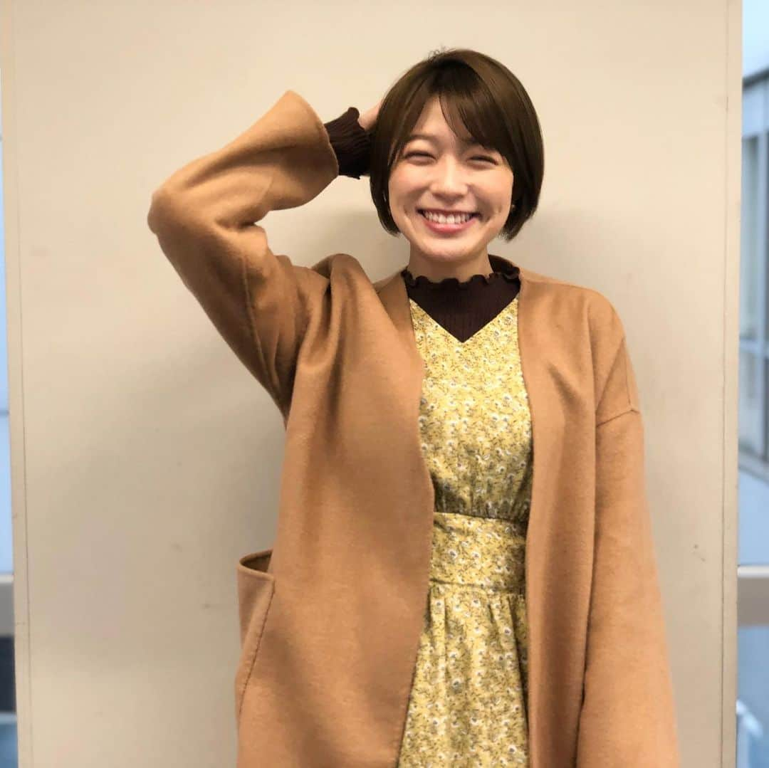 フジテレビ「めざましテレビ」さんのインスタグラム写真 - (フジテレビ「めざましテレビ」Instagram)「12月27日（金）きょう何着て行く？ ・ ファッション雑誌CanCamとコラボした お天気コーナー「きょう何着て行く？」 阿部華也子ちゃんの毎日のコーデを紹介♪ ・ 【きょうのコーデ】 コート→#バナナリパブリック 2万5818円 ワンピース→#N. 1万1000円 ニット→#MERCURYDUO 4000円 靴→#CHARLES&KEITH 5500円 ストール→#FURLA 2万8000円 ピアス→#Lycka 1600円 ・ 【コーデのポイント】 この冬トレンドのレイヤードスタイル👗 かわいい雰囲気に仕上げたいときは波打ったメロー襟のニットを 重ねると華やかさもプラスされておすすめ🙆‍♀️ ワンピと同系色ならまとまりが出て⭕️ ・ #めざましテレビ #きょう何着て行く？ #阿部華也子 #今日のコーデ#コーデ #CanCam #今日のファッション#ootd #きょう何着て行く？は月〜金朝6時22分ごろ放送！」12月31日 18時59分 - mezamashi.tv