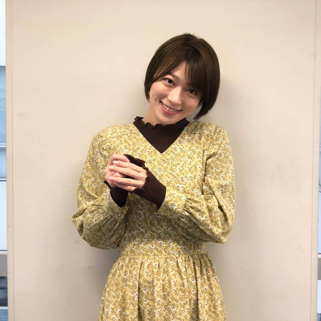 フジテレビ「めざましテレビ」さんのインスタグラム写真 - (フジテレビ「めざましテレビ」Instagram)「12月27日（金）きょう何着て行く？ ・ ファッション雑誌CanCamとコラボした お天気コーナー「きょう何着て行く？」 阿部華也子ちゃんの毎日のコーデを紹介♪ ・ 【きょうのコーデ】 コート→#バナナリパブリック 2万5818円 ワンピース→#N. 1万1000円 ニット→#MERCURYDUO 4000円 靴→#CHARLES&KEITH 5500円 ストール→#FURLA 2万8000円 ピアス→#Lycka 1600円 ・ 【コーデのポイント】 この冬トレンドのレイヤードスタイル👗 かわいい雰囲気に仕上げたいときは波打ったメロー襟のニットを 重ねると華やかさもプラスされておすすめ🙆‍♀️ ワンピと同系色ならまとまりが出て⭕️ ・ #めざましテレビ #きょう何着て行く？ #阿部華也子 #今日のコーデ#コーデ #CanCam #今日のファッション#ootd #きょう何着て行く？は月〜金朝6時22分ごろ放送！」12月31日 18時59分 - mezamashi.tv