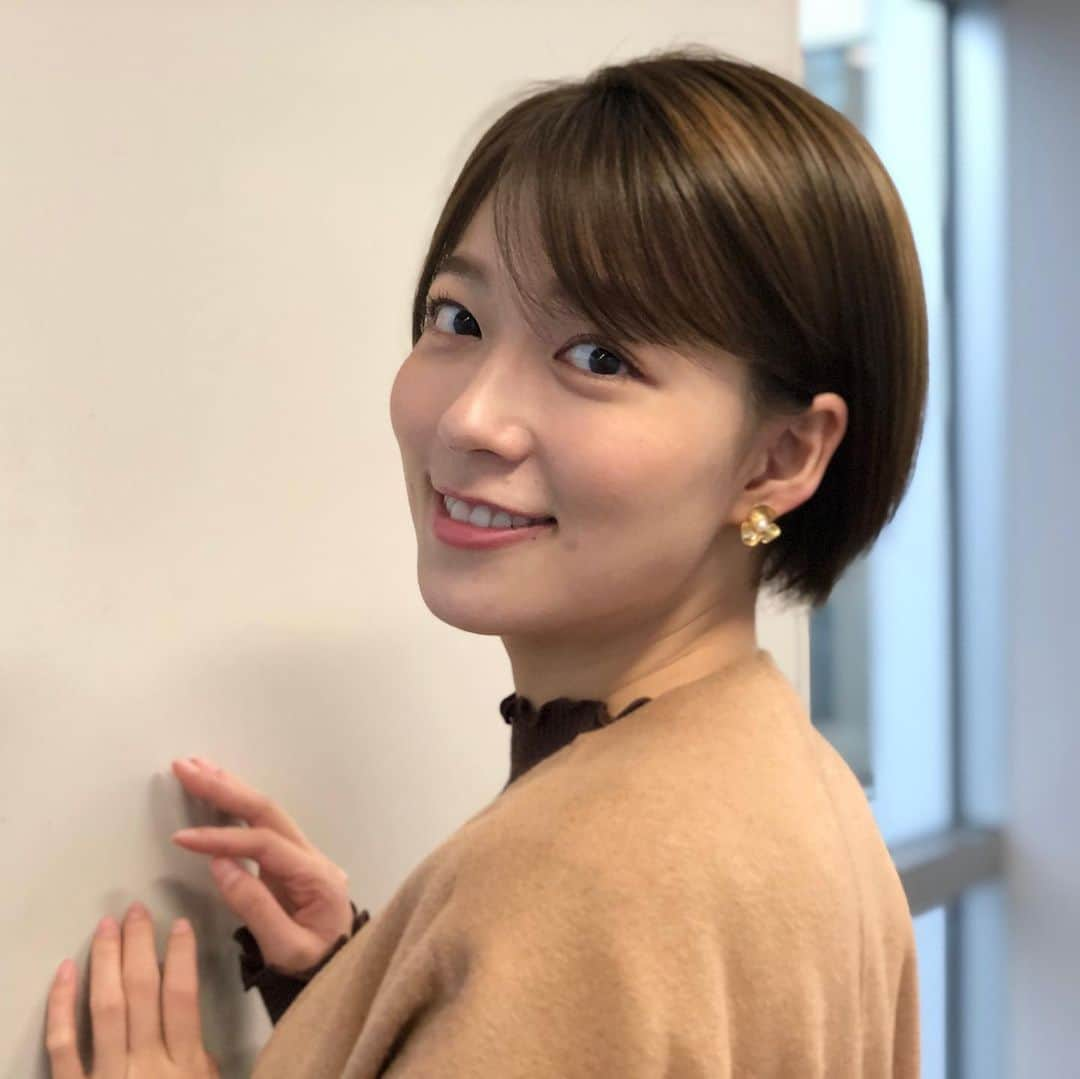 フジテレビ「めざましテレビ」さんのインスタグラム写真 - (フジテレビ「めざましテレビ」Instagram)「12月27日（金）きょう何着て行く？ ・ ファッション雑誌CanCamとコラボした お天気コーナー「きょう何着て行く？」 阿部華也子ちゃんの毎日のコーデを紹介♪ ・ 【きょうのコーデ】 コート→#バナナリパブリック 2万5818円 ワンピース→#N. 1万1000円 ニット→#MERCURYDUO 4000円 靴→#CHARLES&KEITH 5500円 ストール→#FURLA 2万8000円 ピアス→#Lycka 1600円 ・ 【コーデのポイント】 この冬トレンドのレイヤードスタイル👗 かわいい雰囲気に仕上げたいときは波打ったメロー襟のニットを 重ねると華やかさもプラスされておすすめ🙆‍♀️ ワンピと同系色ならまとまりが出て⭕️ ・ #めざましテレビ #きょう何着て行く？ #阿部華也子 #今日のコーデ#コーデ #CanCam #今日のファッション#ootd #きょう何着て行く？は月〜金朝6時22分ごろ放送！」12月31日 18時59分 - mezamashi.tv